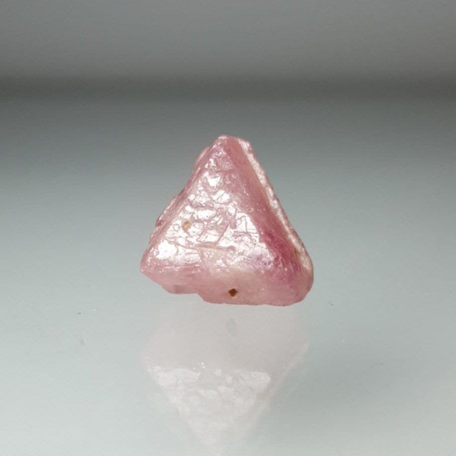 بلور اسپینل (Spinel crystal)