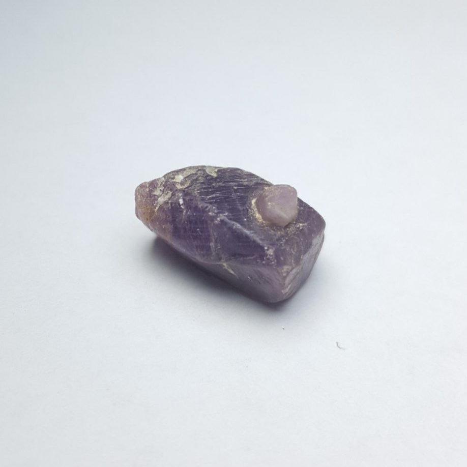 بلور یاقوت دارای دوقلویی (ماکل) (Ruby crystal R2)