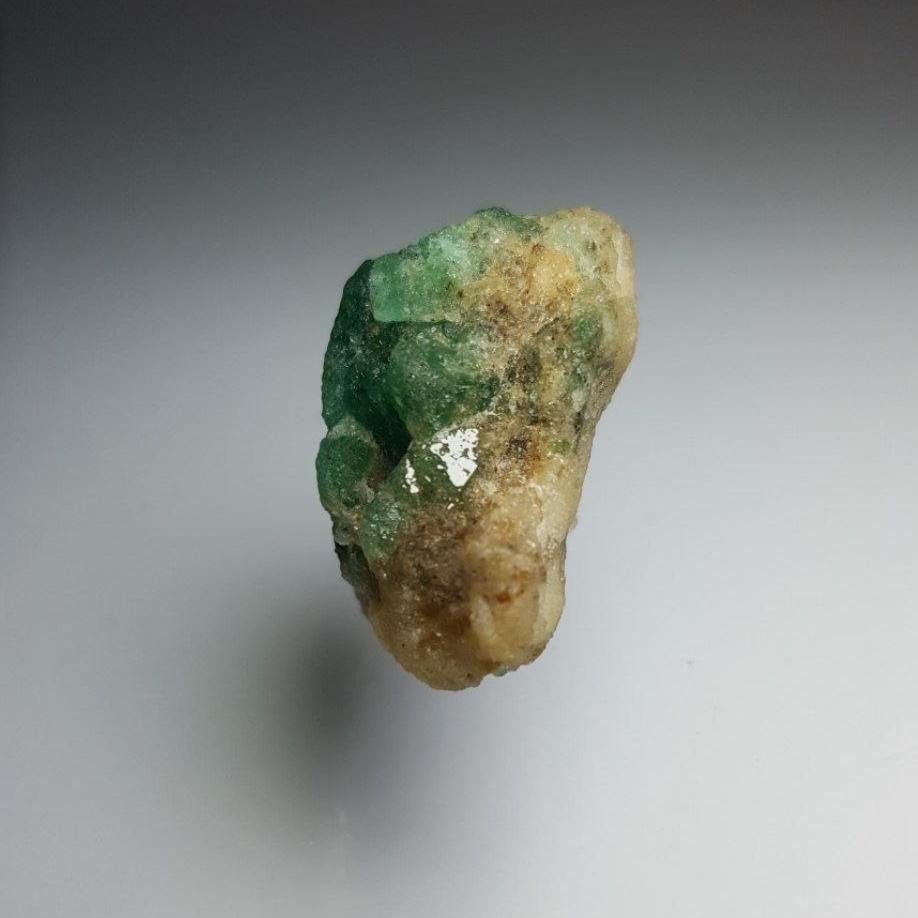 زمرد روی بستر (Emerald on matrix)
