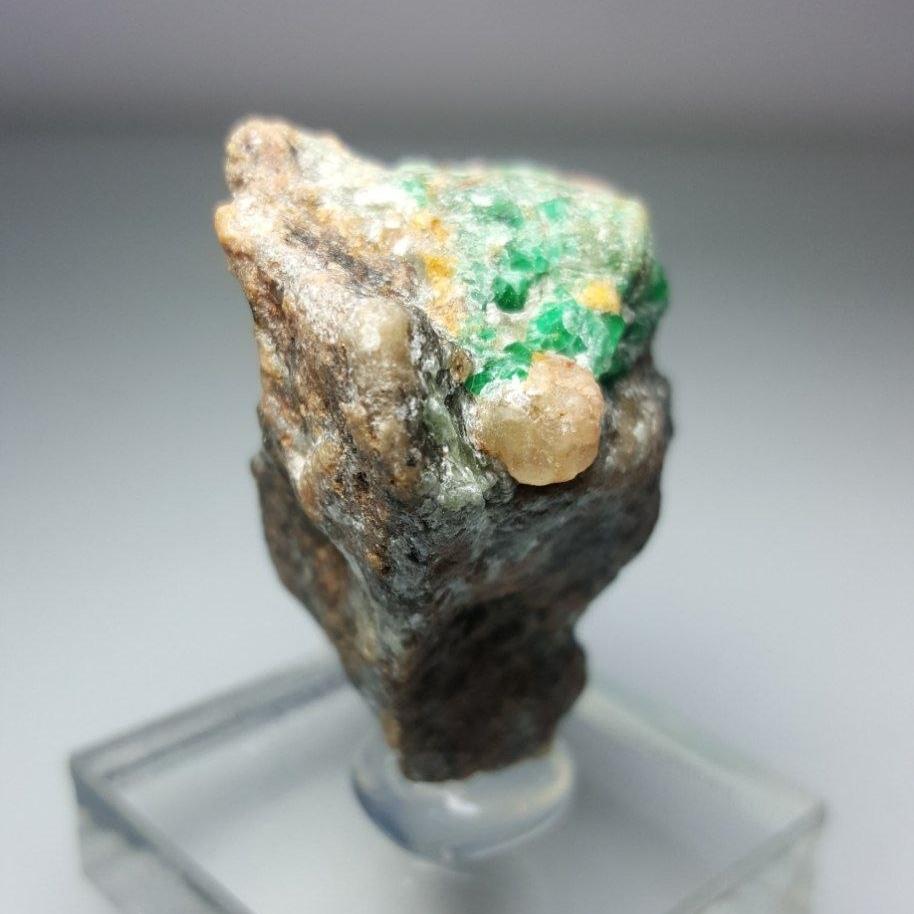 زمرد روی بستر (Emerald on matrix)