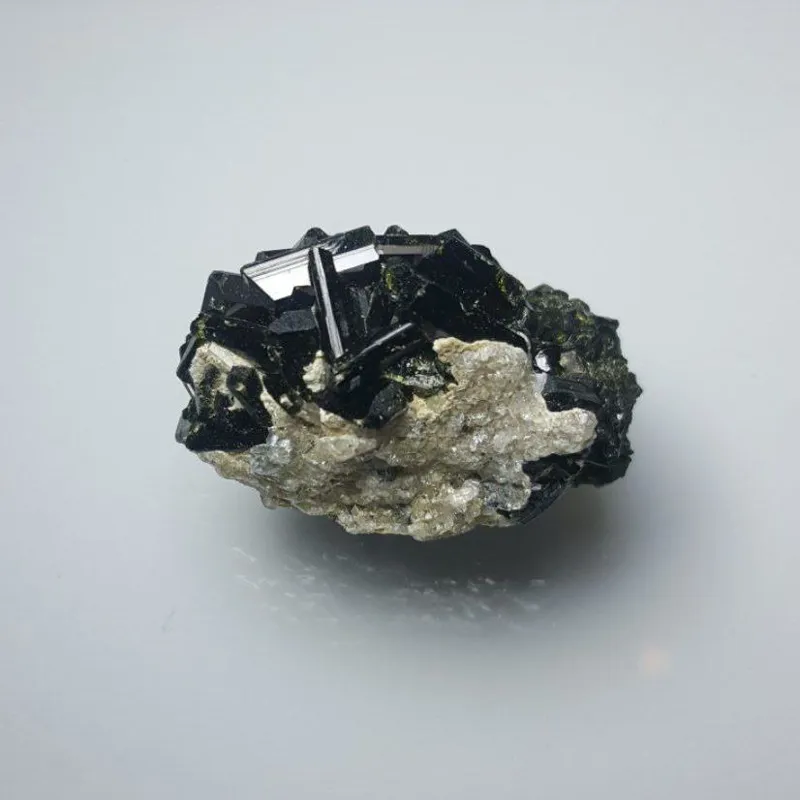 اپیدوت روی بستر (Epidote)