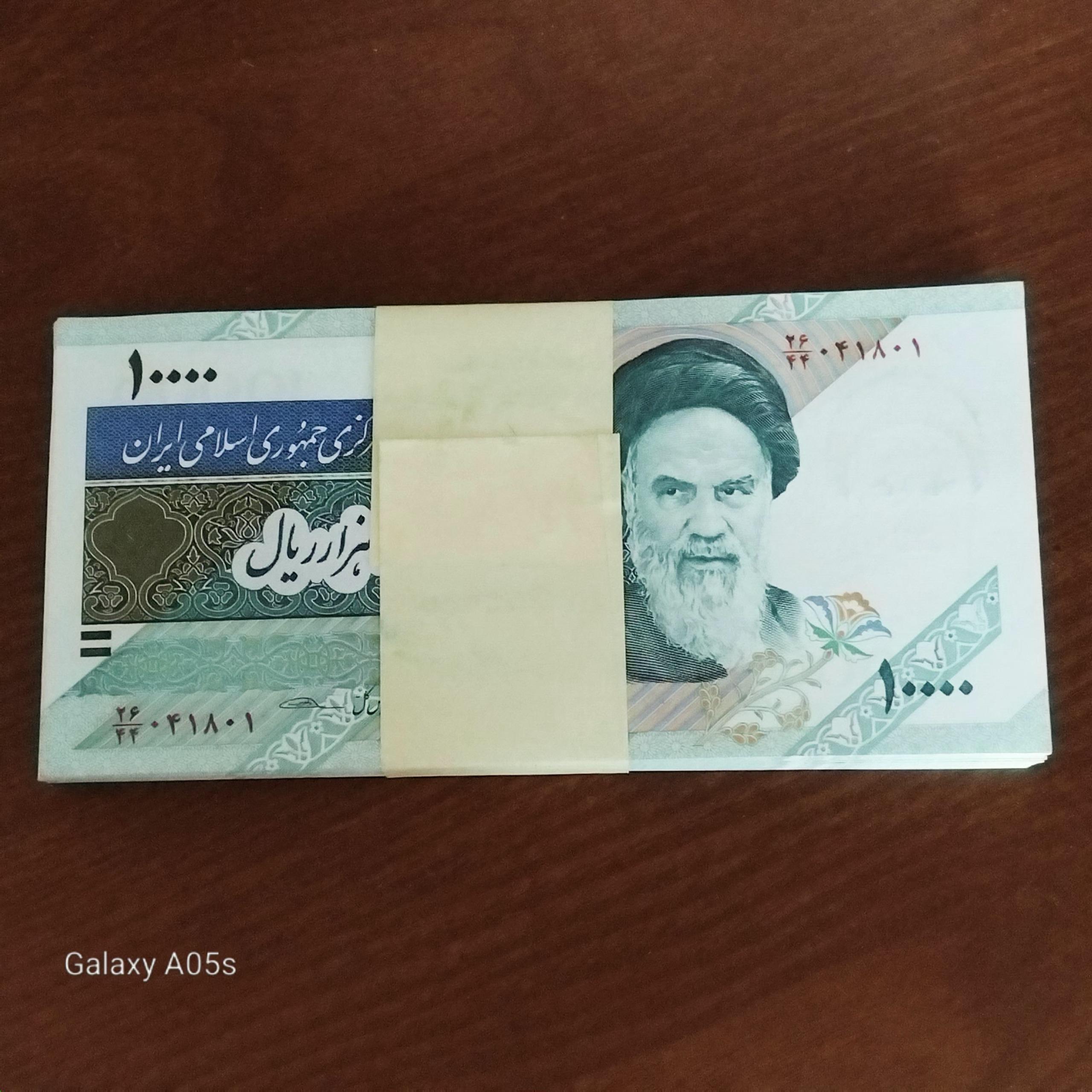 یک بسته اسکناس هزارتومانی سریال پشت سرهم