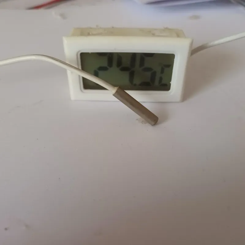 دماسنج دیواری با سنسور