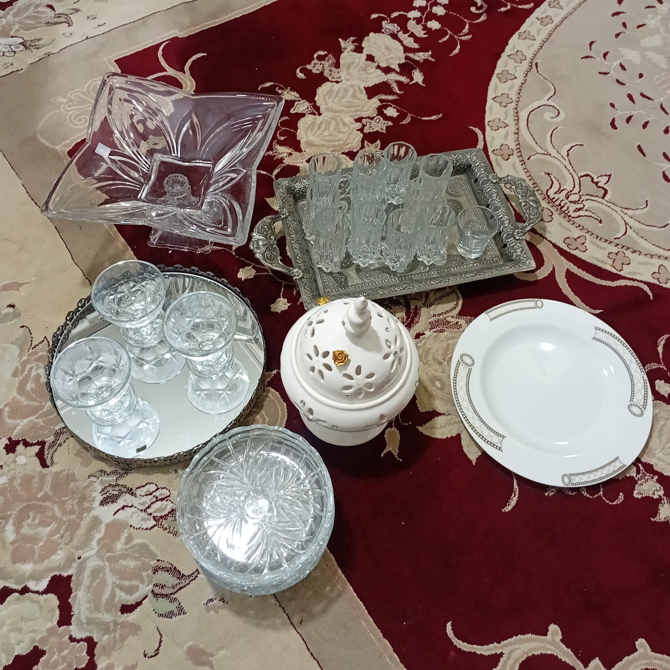 تعدادی ظروف پذیرایی(دوعدد سینی فروخته شده) توضیحات