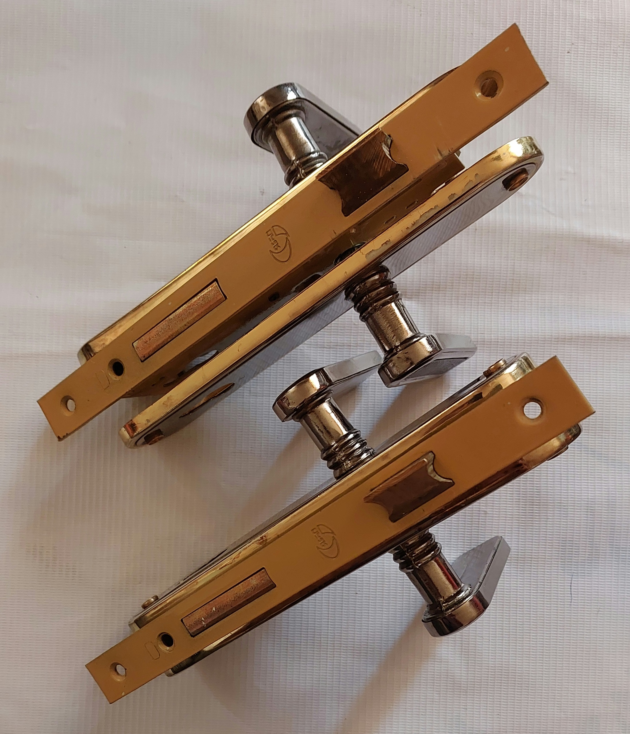 دو عدد قفل و دستگیره