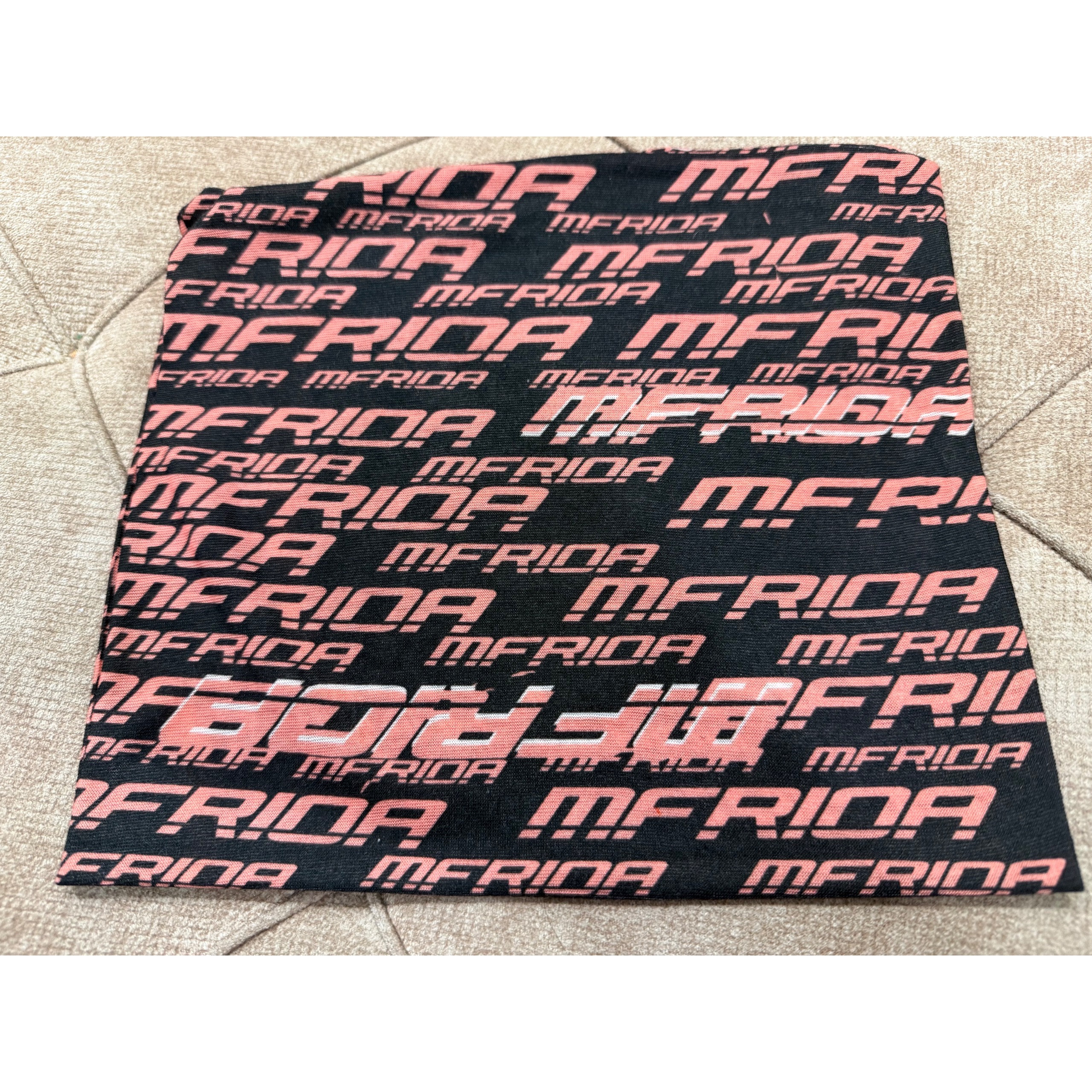 اسکارف توضیحات دارد