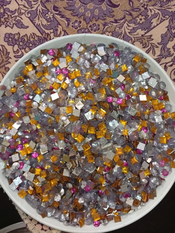 نگین لباس چند نوع جنس لاک