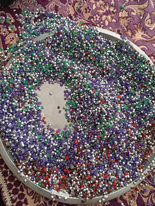 تعداد زیادی نگین اتمی جنس لاک
