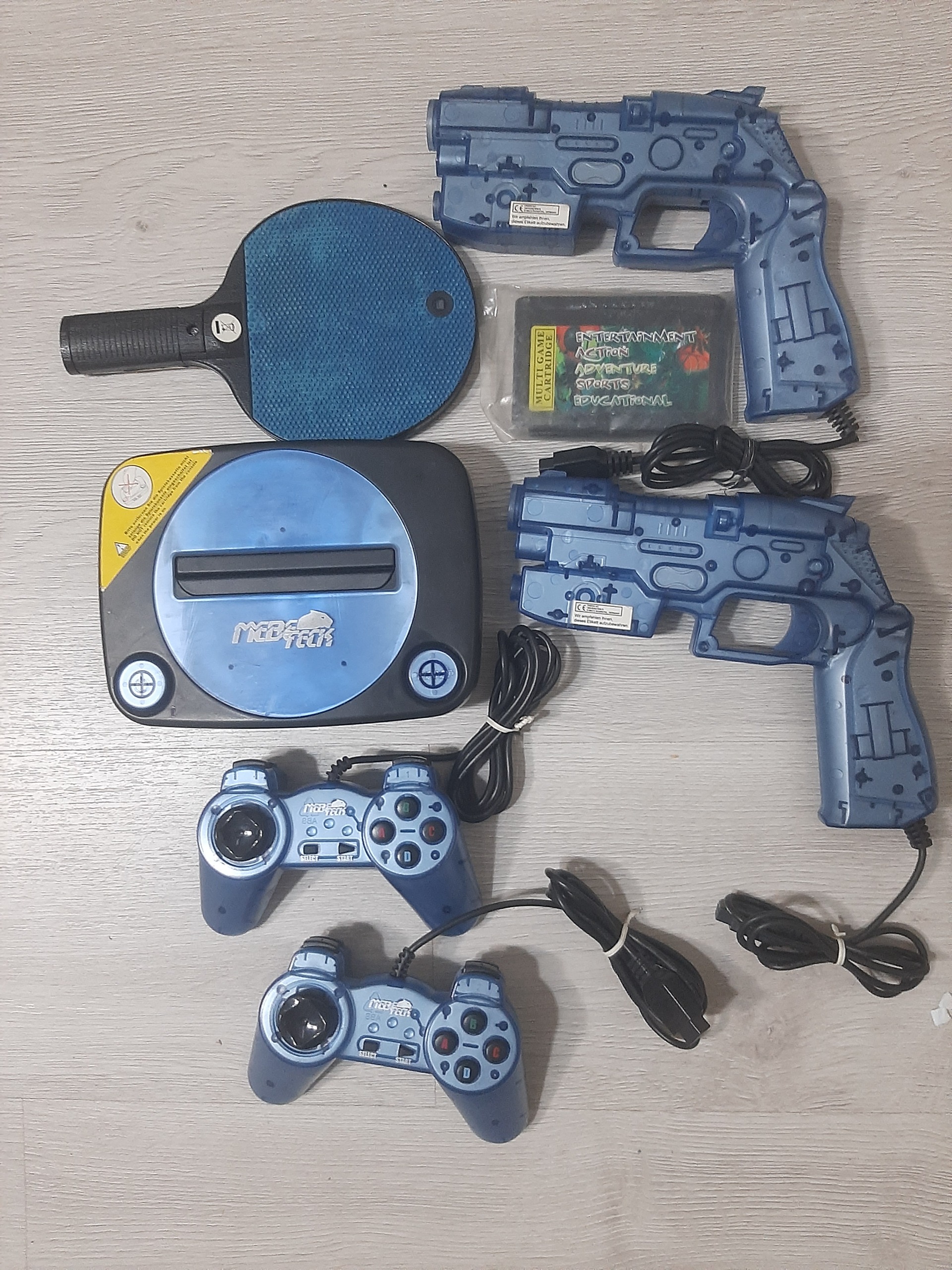 یک مدل کنسول بازی قدیمی با لوازم (توضیحات)