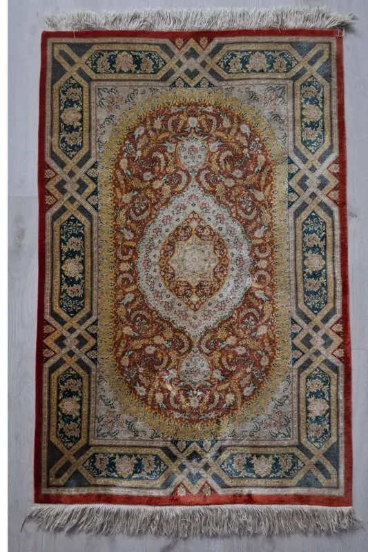 قالیچه ابریشم (قم ، حیدری) برای بیش از 50سال پیش