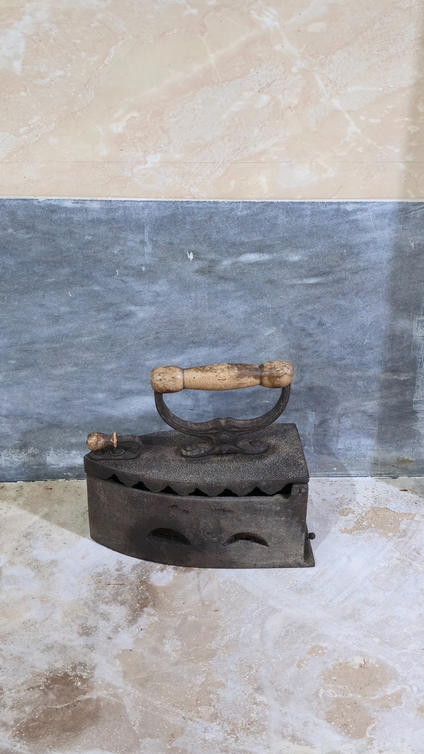 اتو قدیمی ذغالی