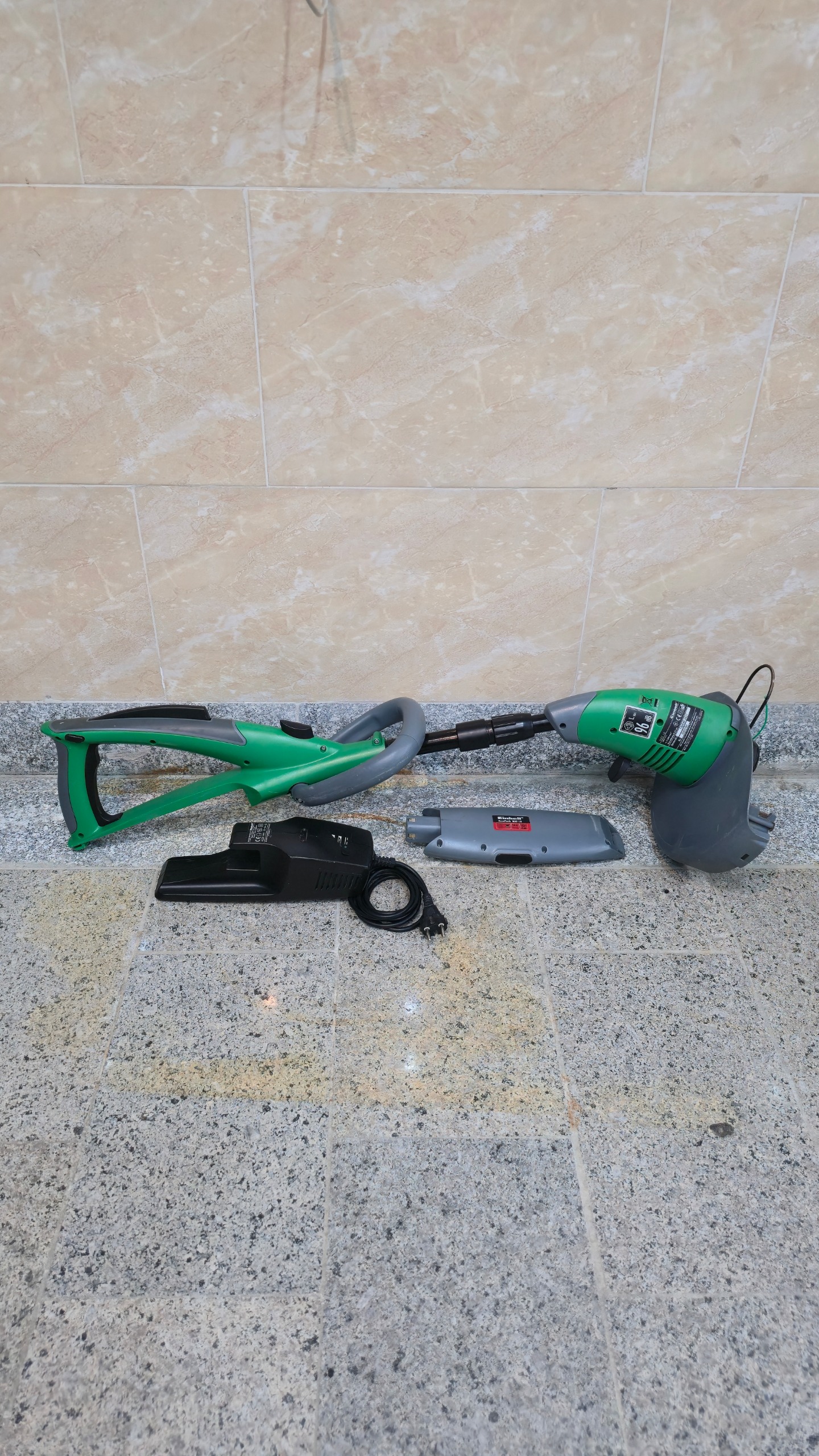 حاشیه زن شارژی