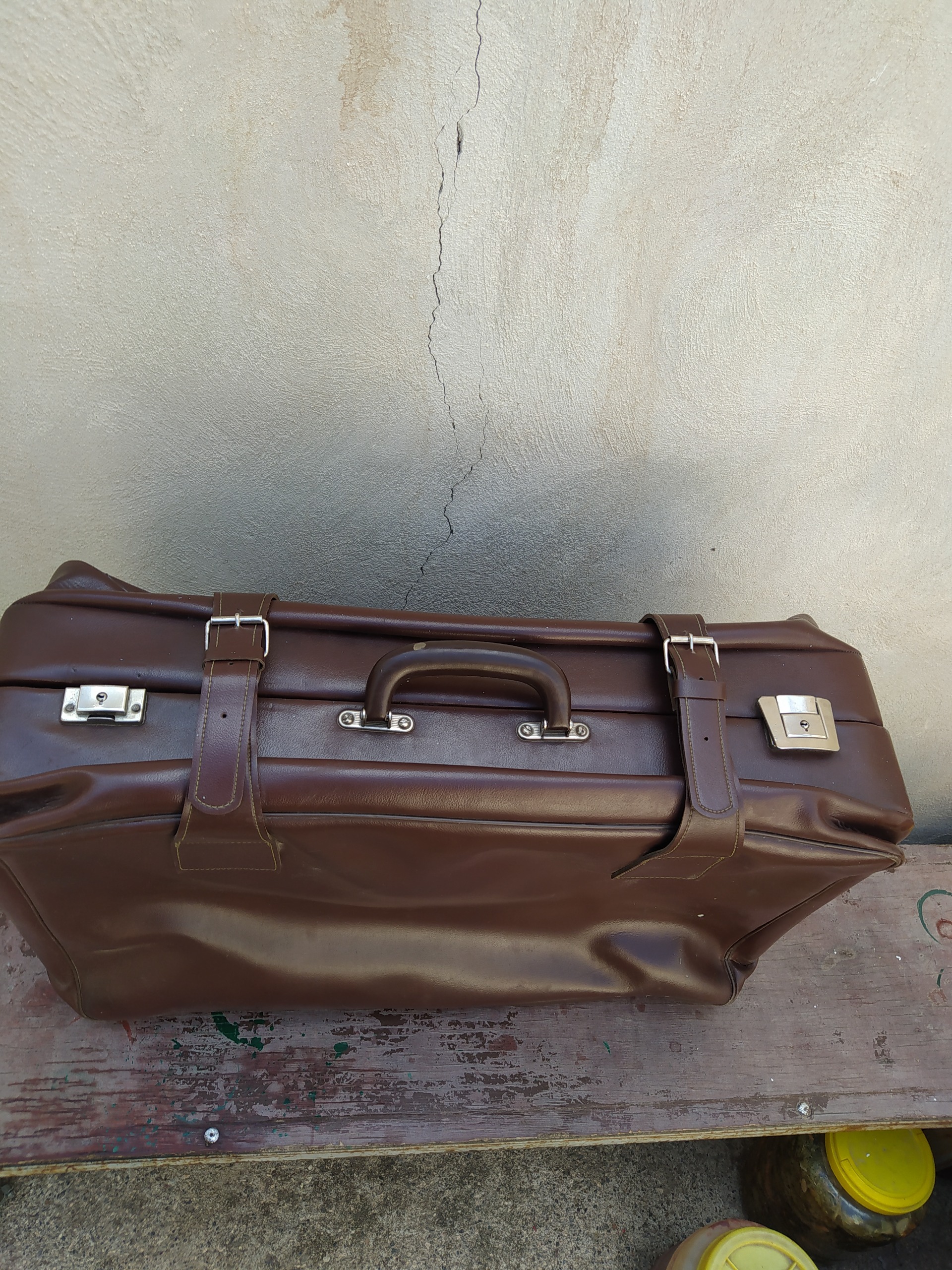 چمدان قدیمی بزرگ فقط یکی از کلیدهاش نیس