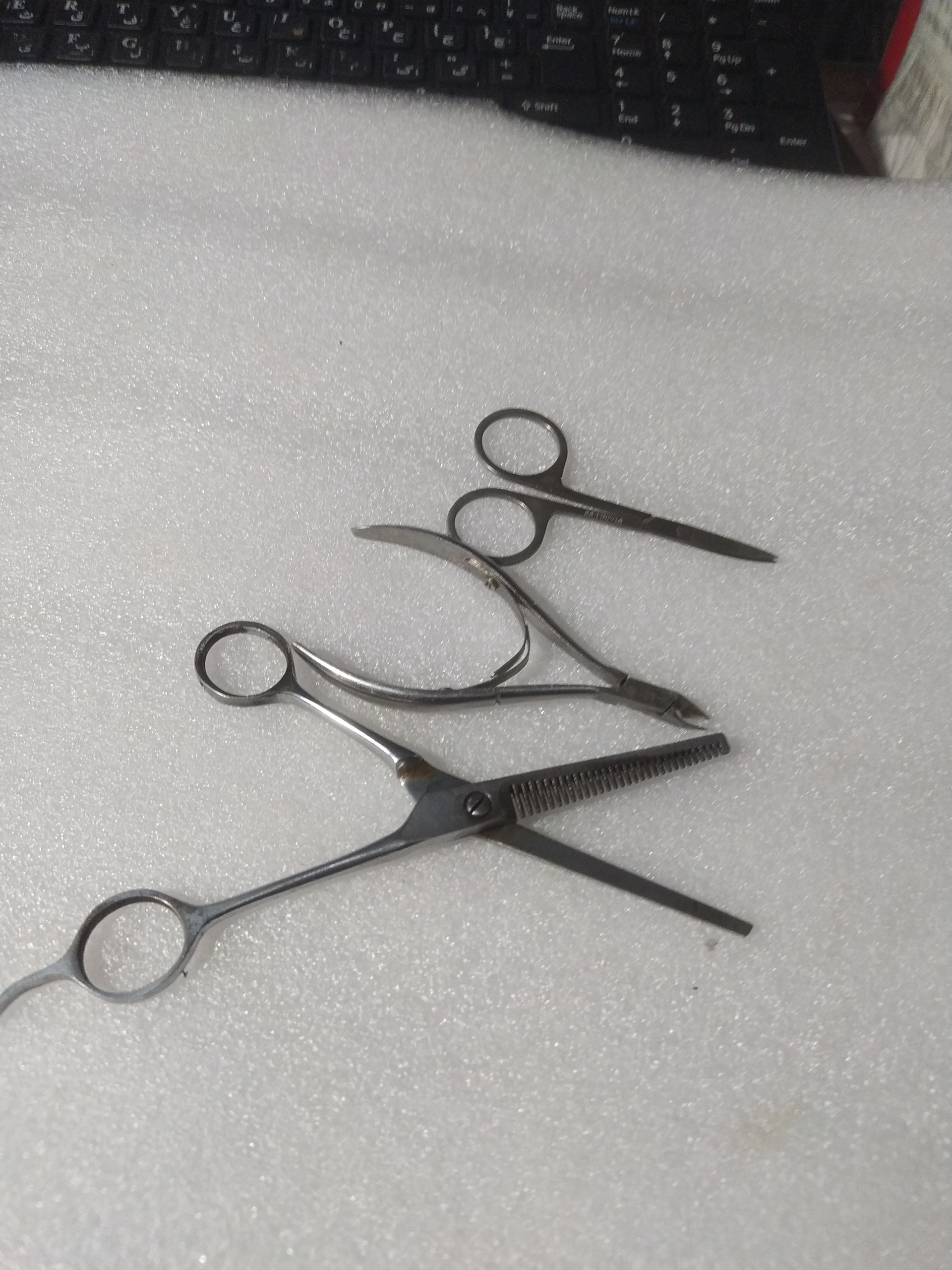 تعداد سه عدد قیچی شانه دار کوچک