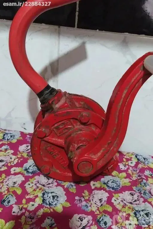 تلمبه قدیمی قدیمی برای تخلیه روغن وگازوییل