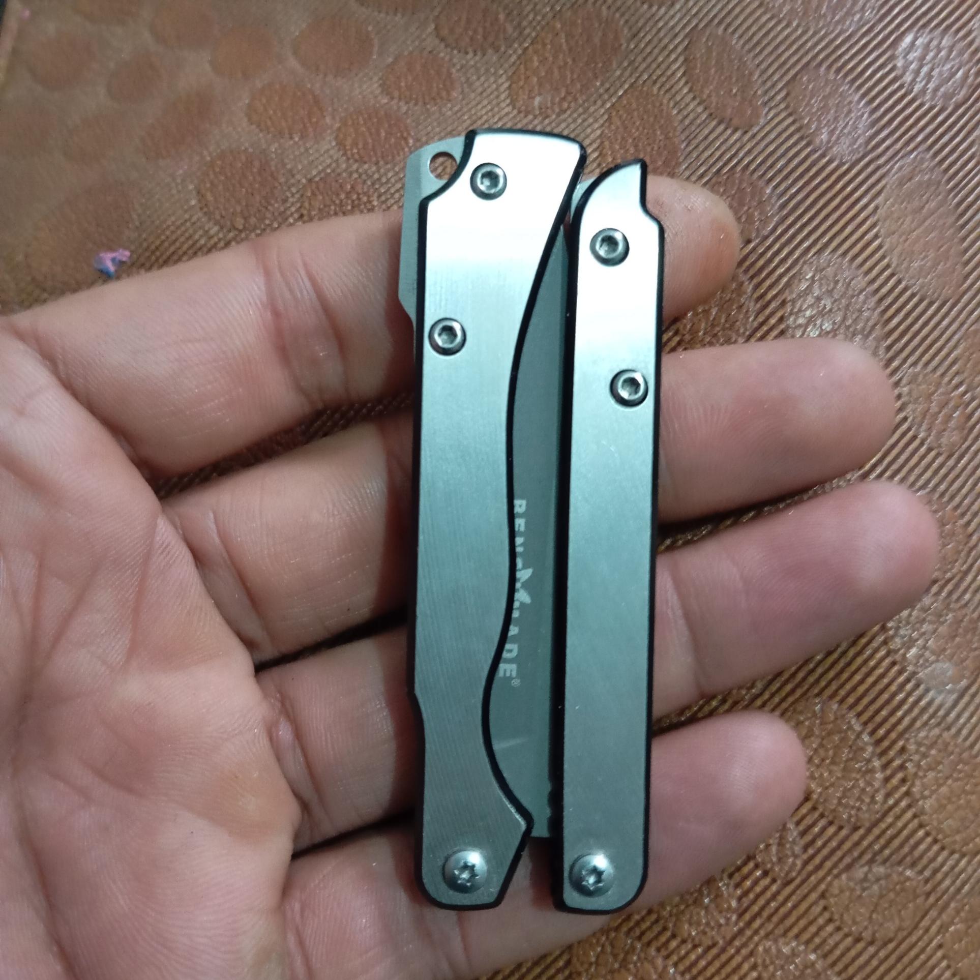 چاقو فلزی تیز بنجامی