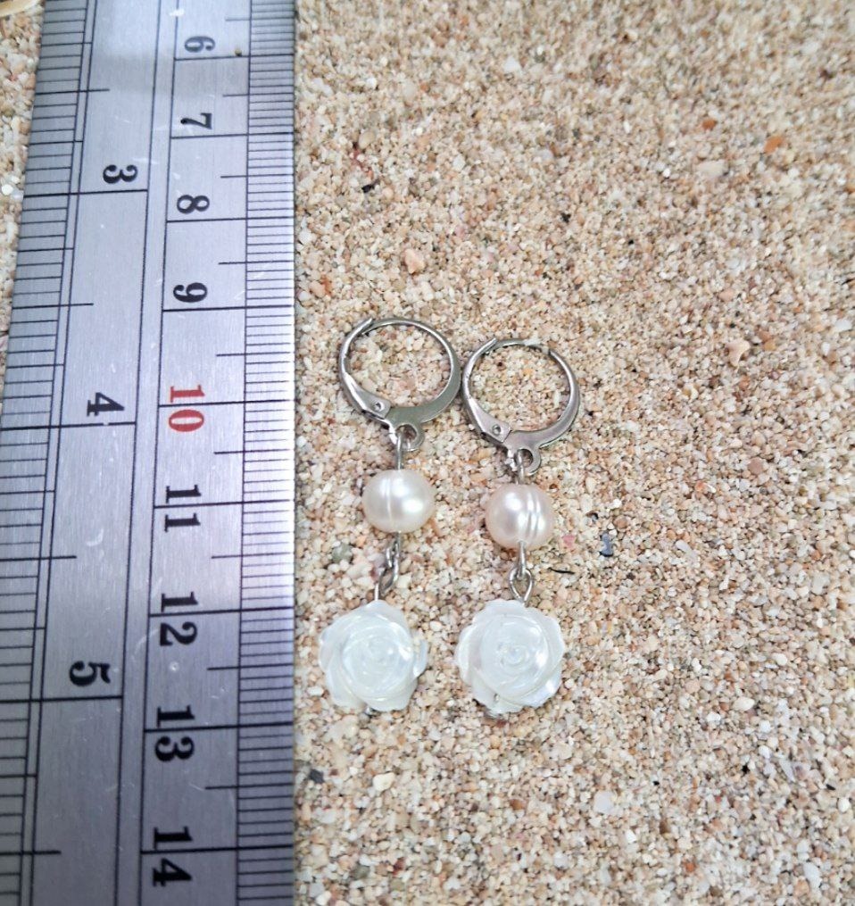 گوشواره زیبای صدف طبیعی گل برجسته کد E 471