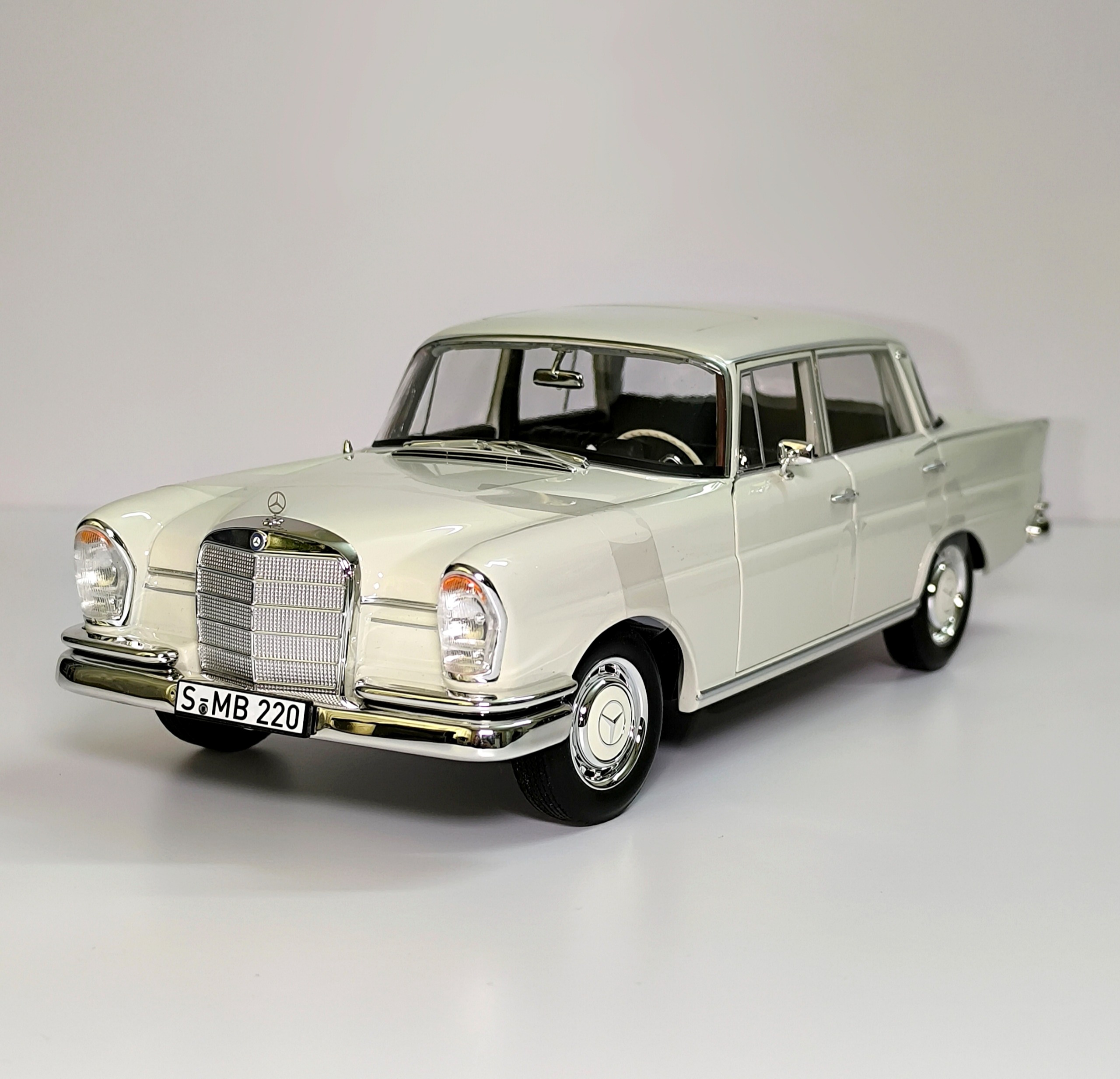 ماکت مرسدس بنز 220S سال 1965 مقیاس 1/18