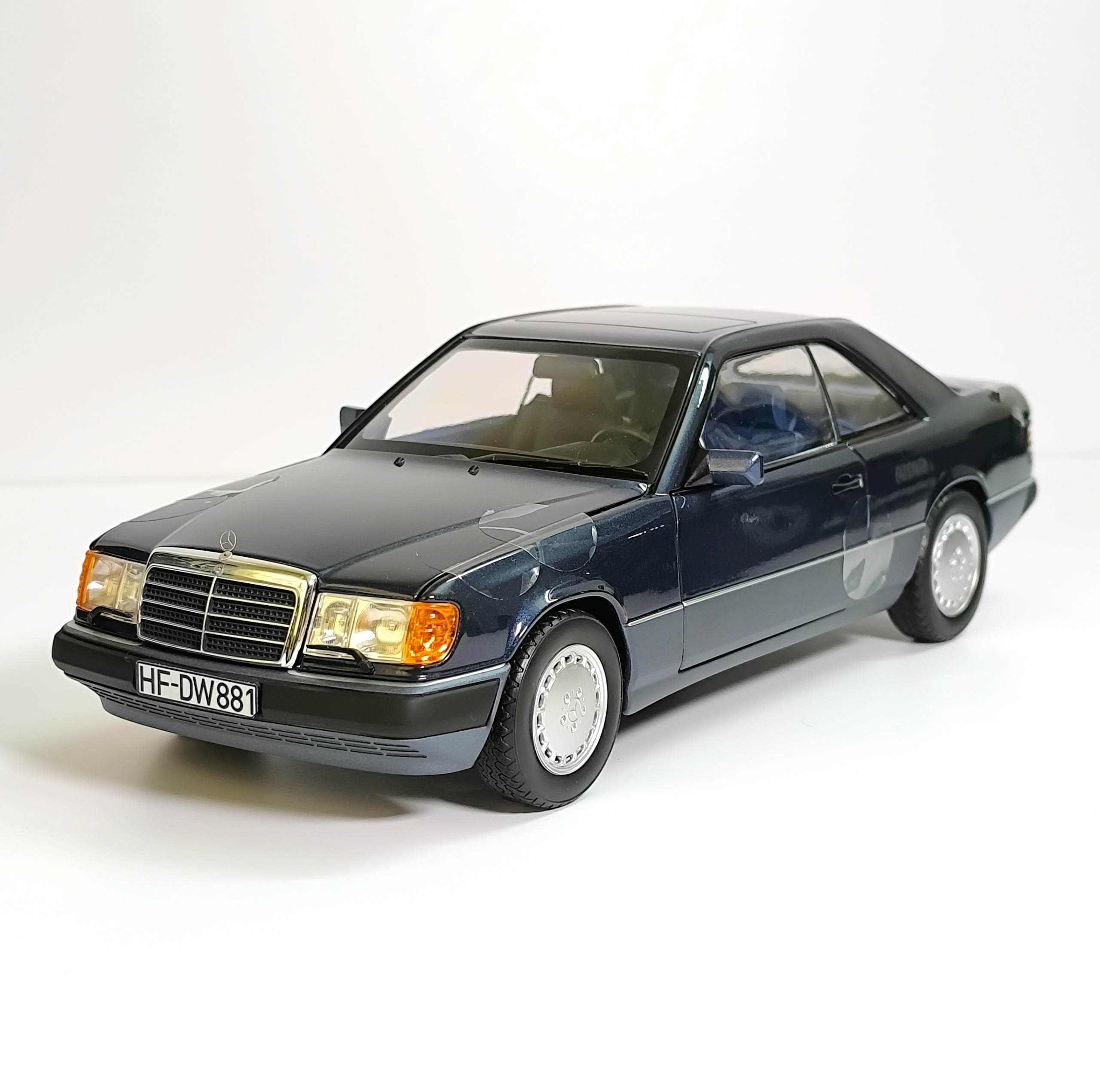 مرسدس بنز 300CE سال 1990 مقیاس 1/18