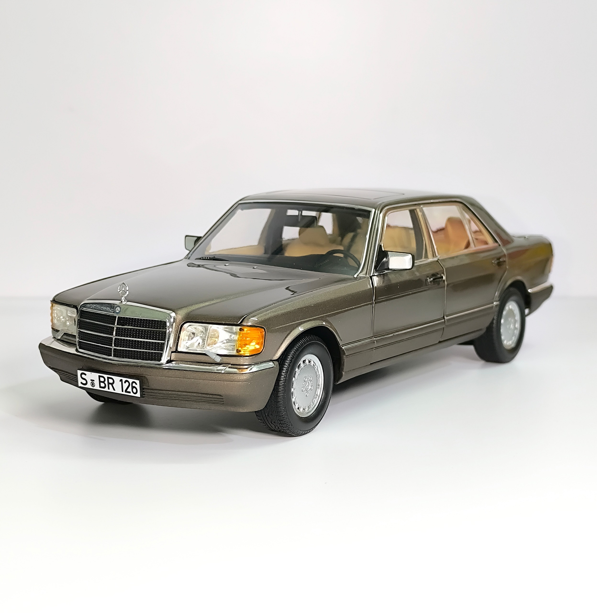 ماکت فلزی مرسدس بنز 560sel مقیاس 1/18