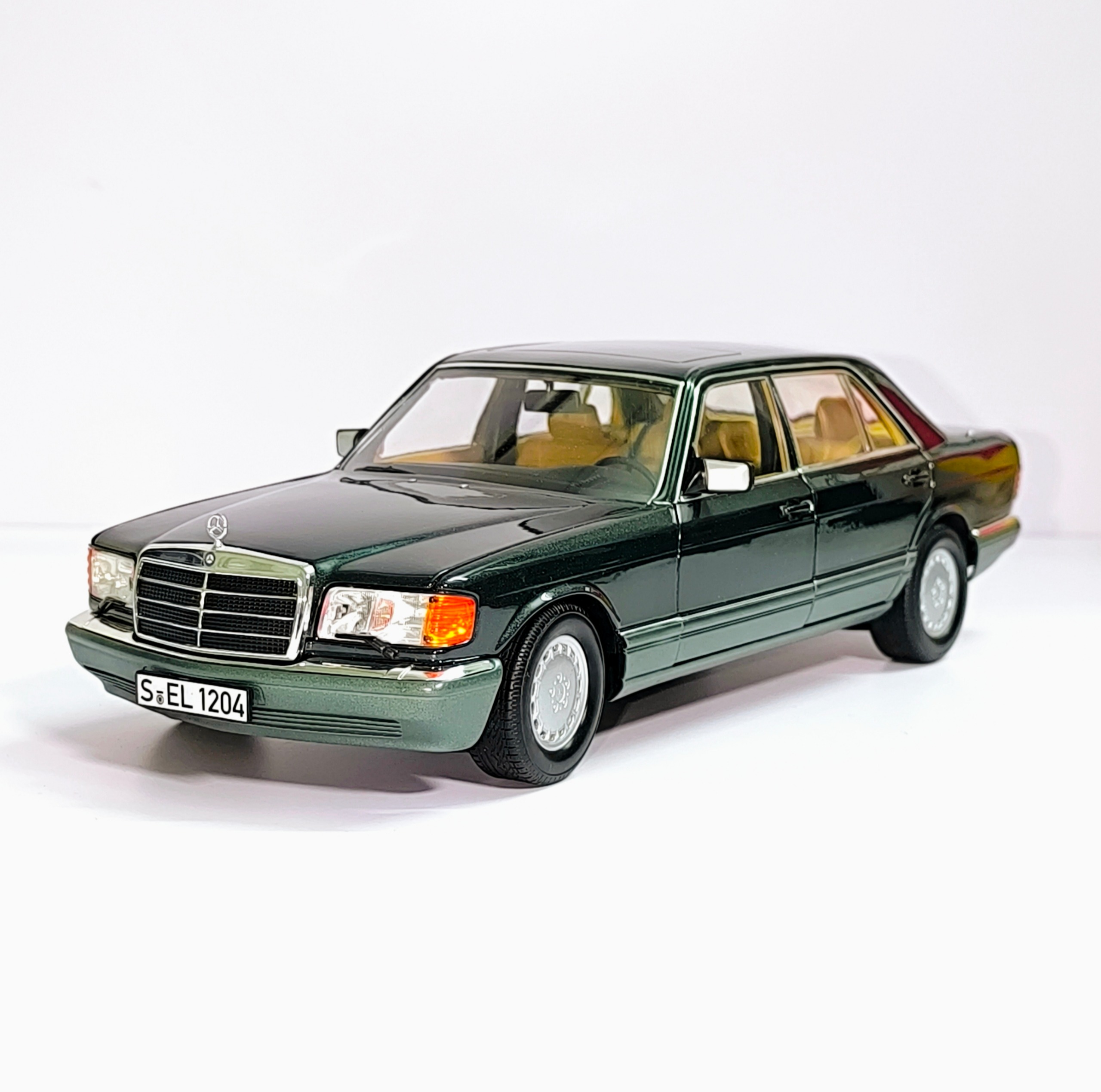 ماکت فلزی مرسدس بنز 560sel مقیاس 1/18