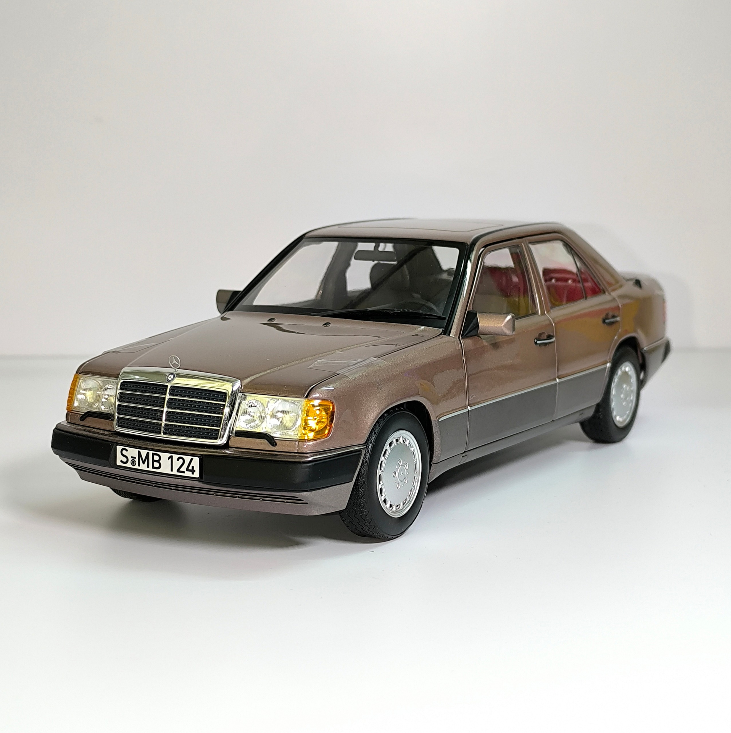 ماکت مرسدس بنز 230E سال 1990 مقیاس 1/18