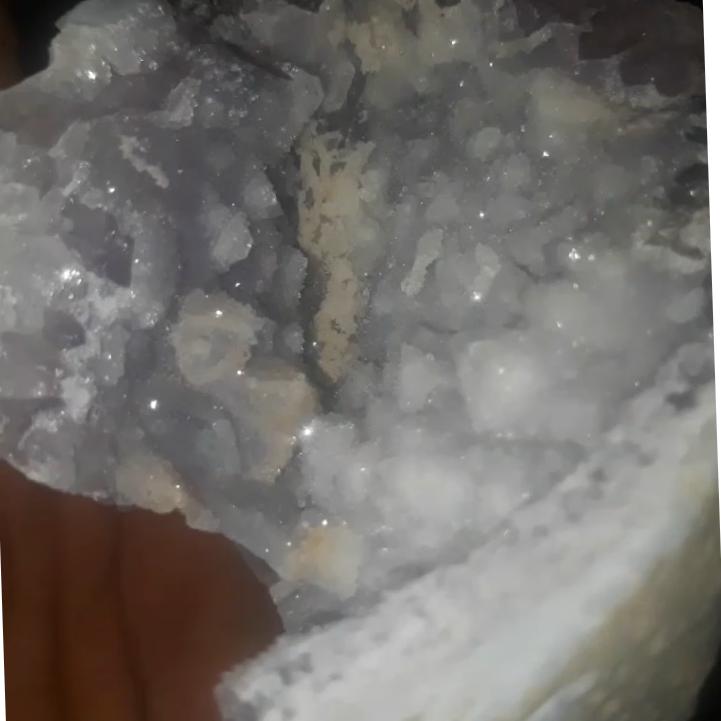 کلکسیونی آمیتیست و بلورهای درخشان توضیحات دارد