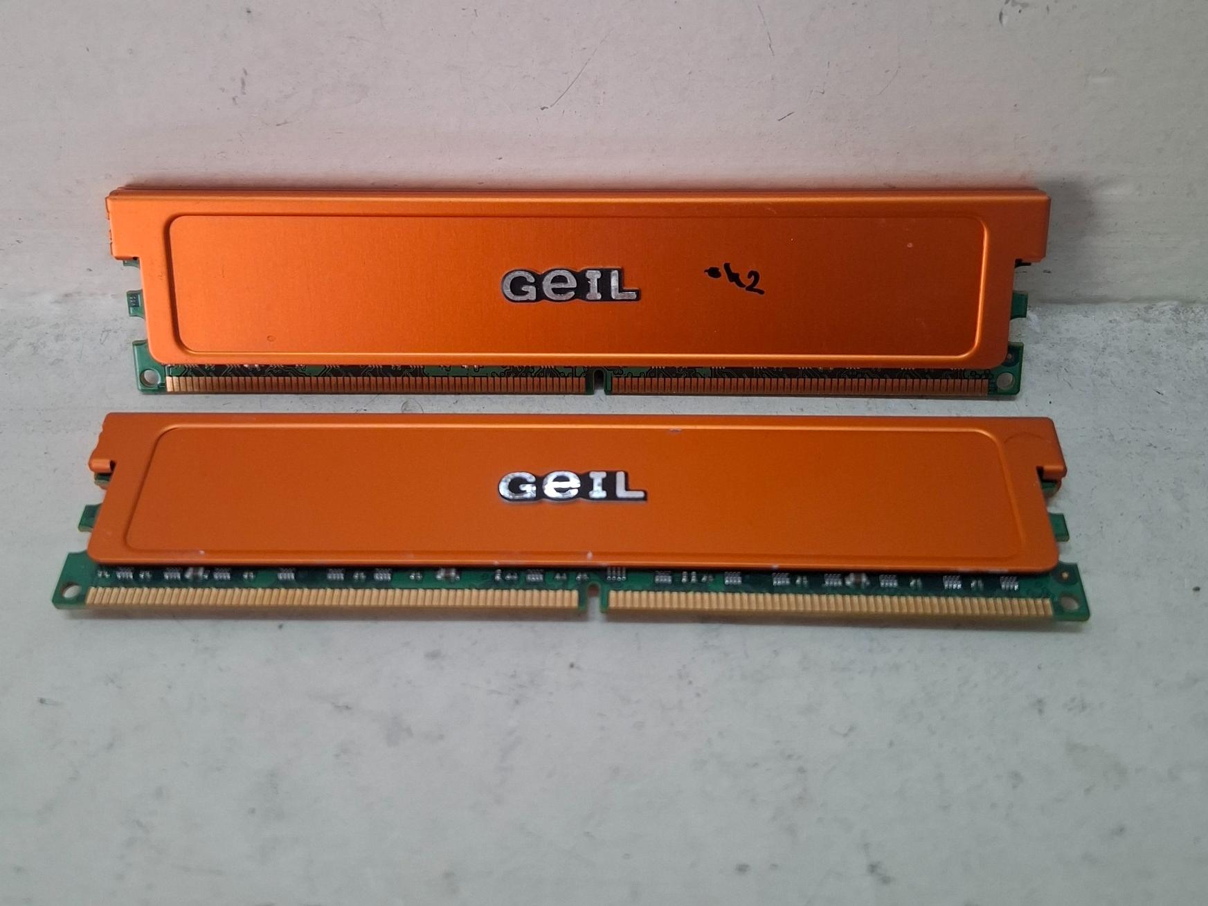 دو عدد رم دو گیگ DDR2 باس 1066