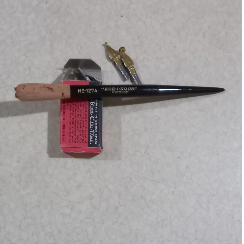 قلم آلمانی همراه با یک بسته سر قلم آمریکایی