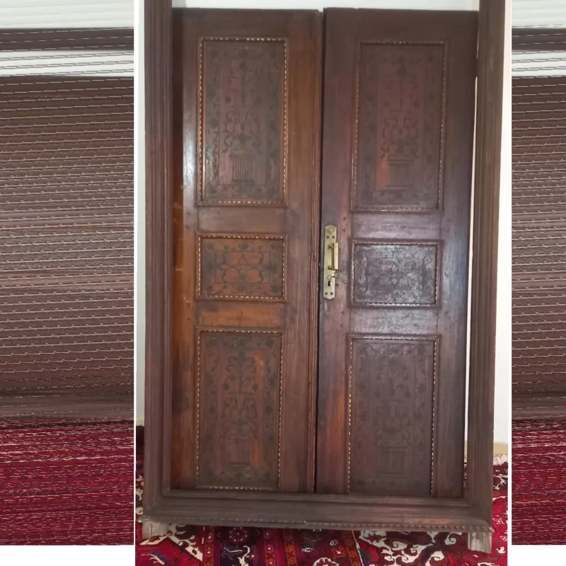 درب چوبی خیلی قدیمی و نقره کاری شده