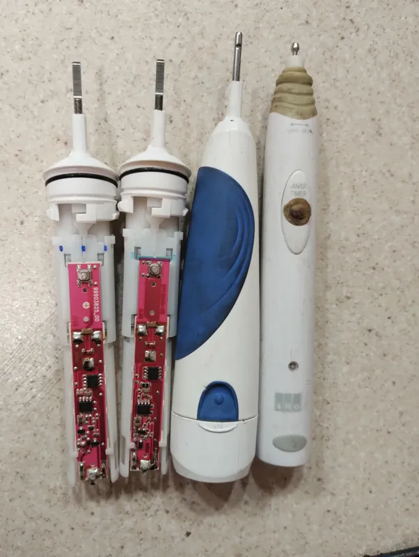 چهار تا مسواک برقی معیوب اصلی و 6 پایه شارژ