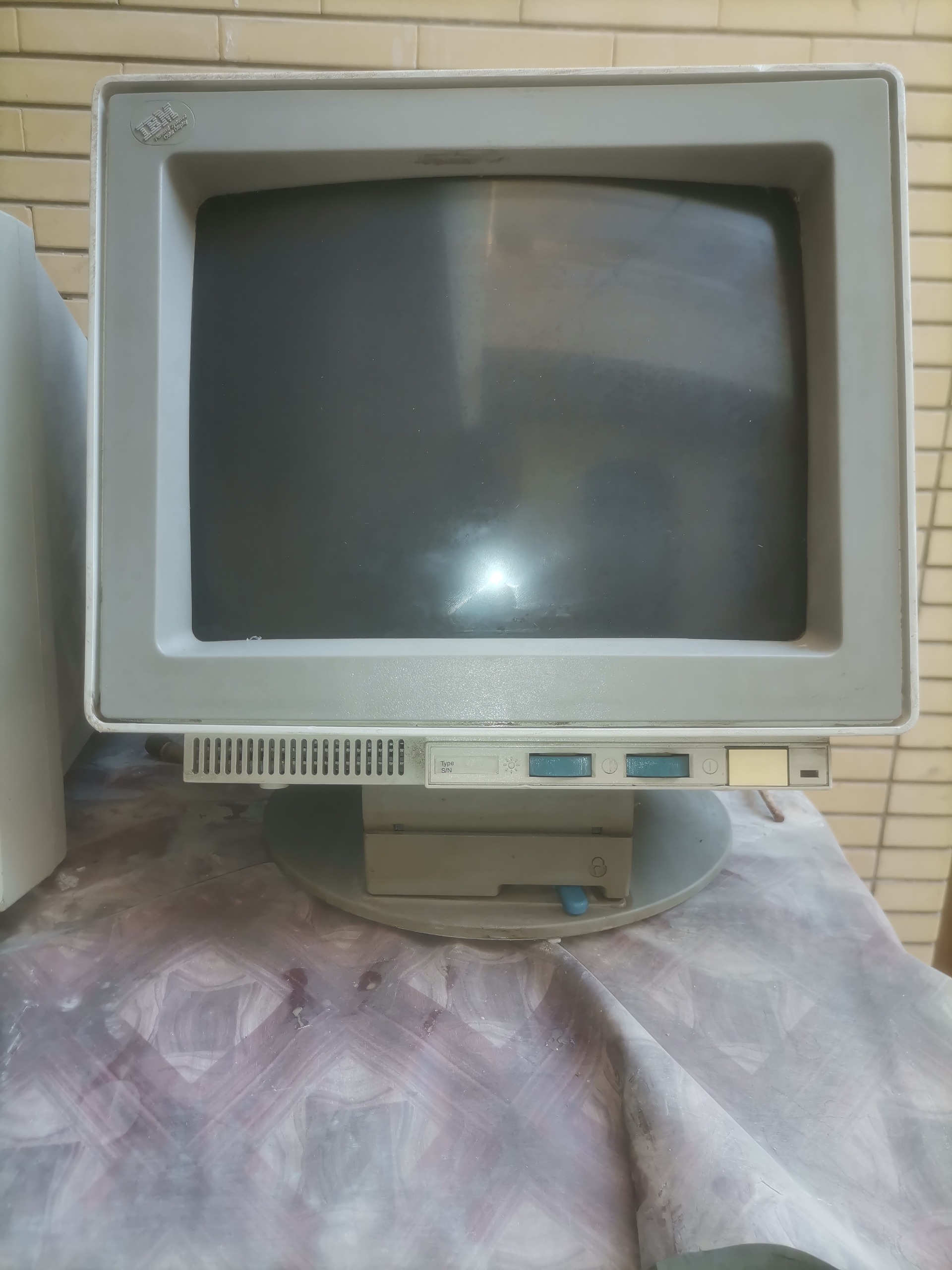 مانیتور قدیمی بسیار زیبا جذاب آنتیک IBM 8518