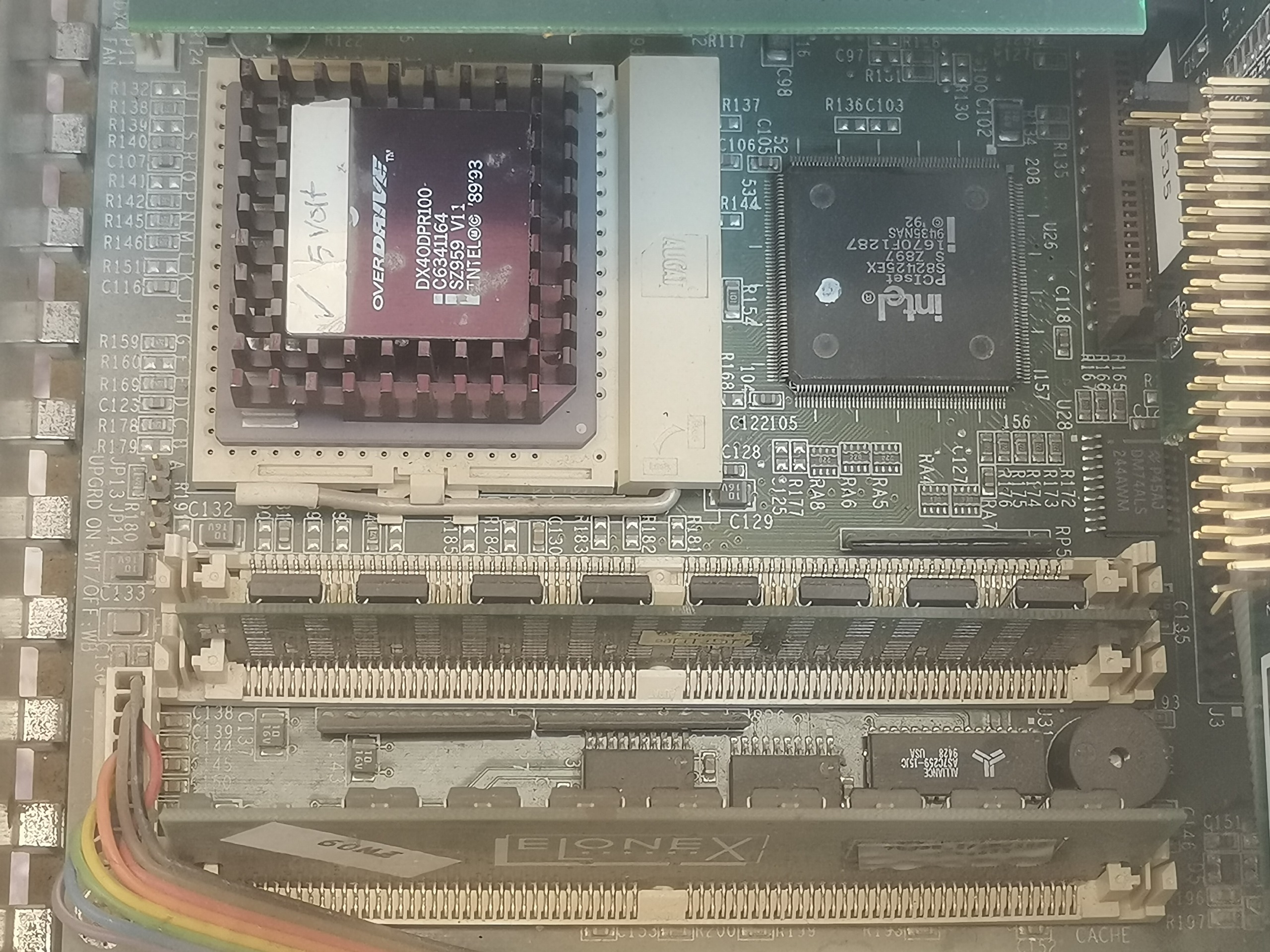 کیس کامپیوتر انگلیسی داس، آیزا خور با cpu سرامیکی