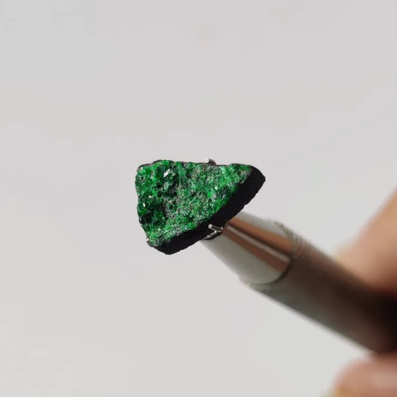 راف سنگ گارنت سبز یوواروویت معدنی روسیه (کمیاب)