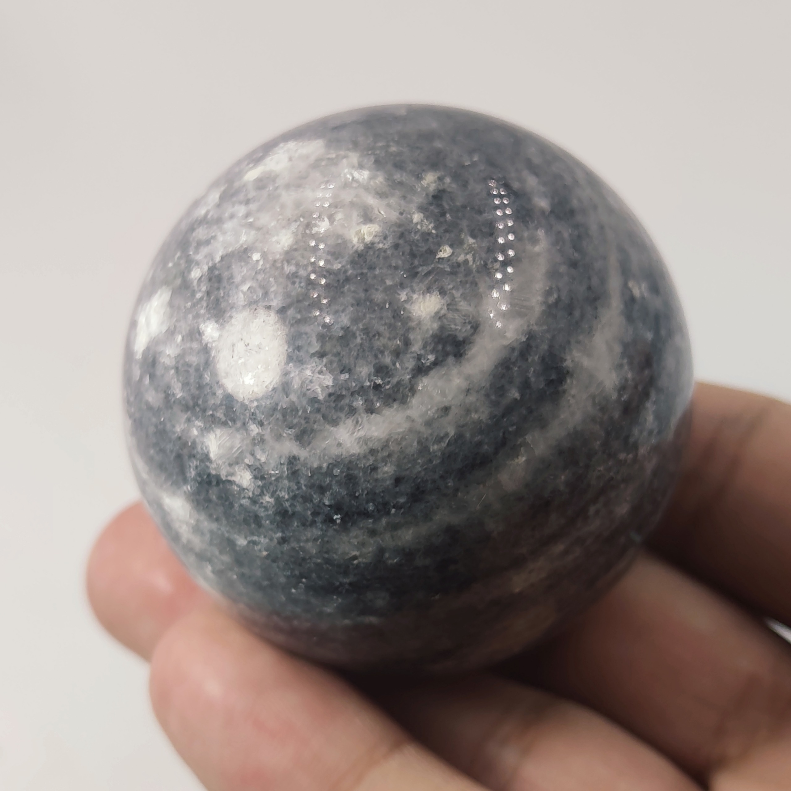 گوی سنگ آراگونیت طوسی رنگ معدنی و طبیعی