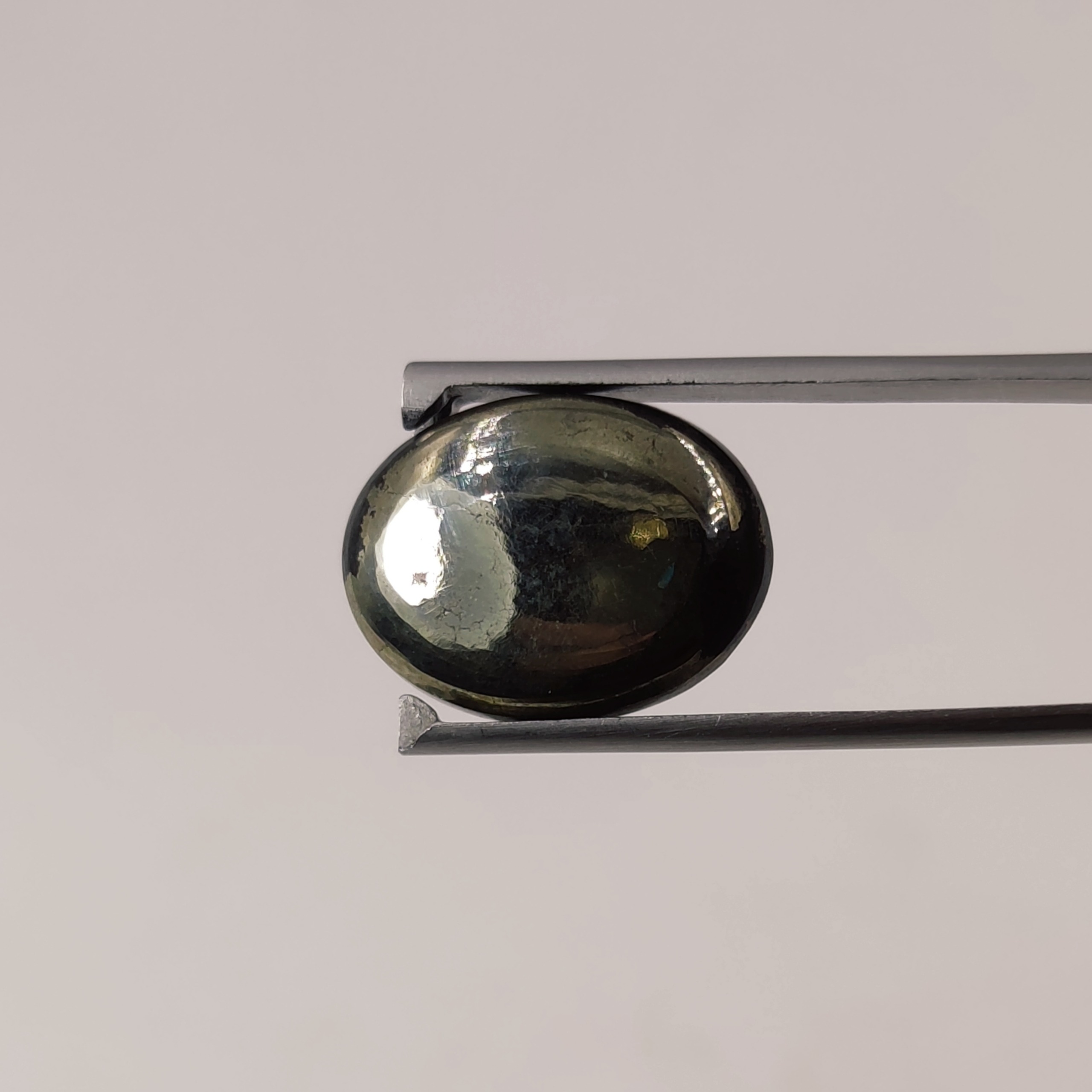 نگین تراش خورده از سنگ پیریت طلایی رنگ معدنی