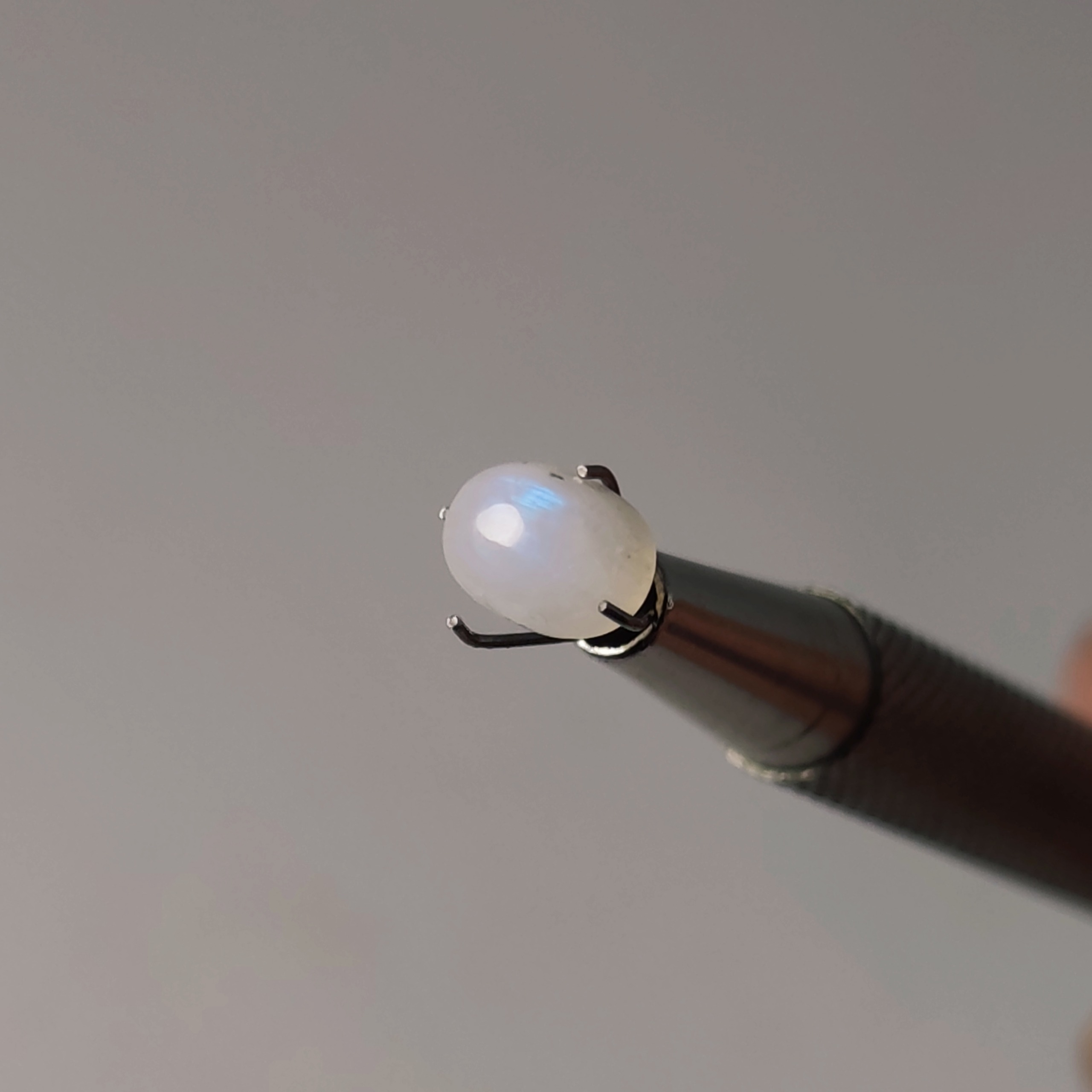 نگین سنگ ماه (مون استون،لابرادوریت سفید) معدنی