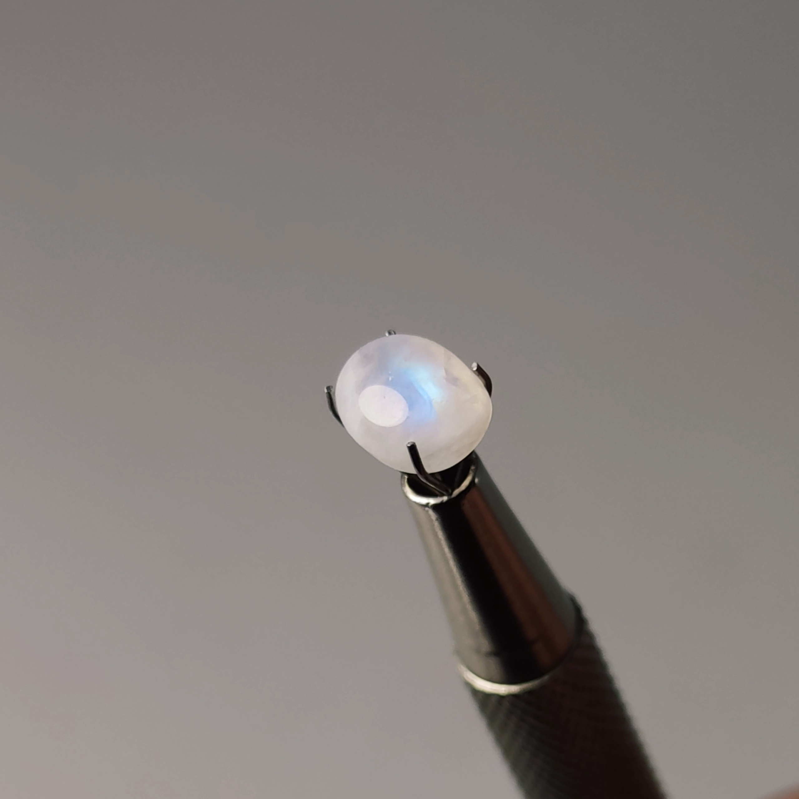 نگین سنگ ماه (مون استون،لابرادوریت سفید) معدنی