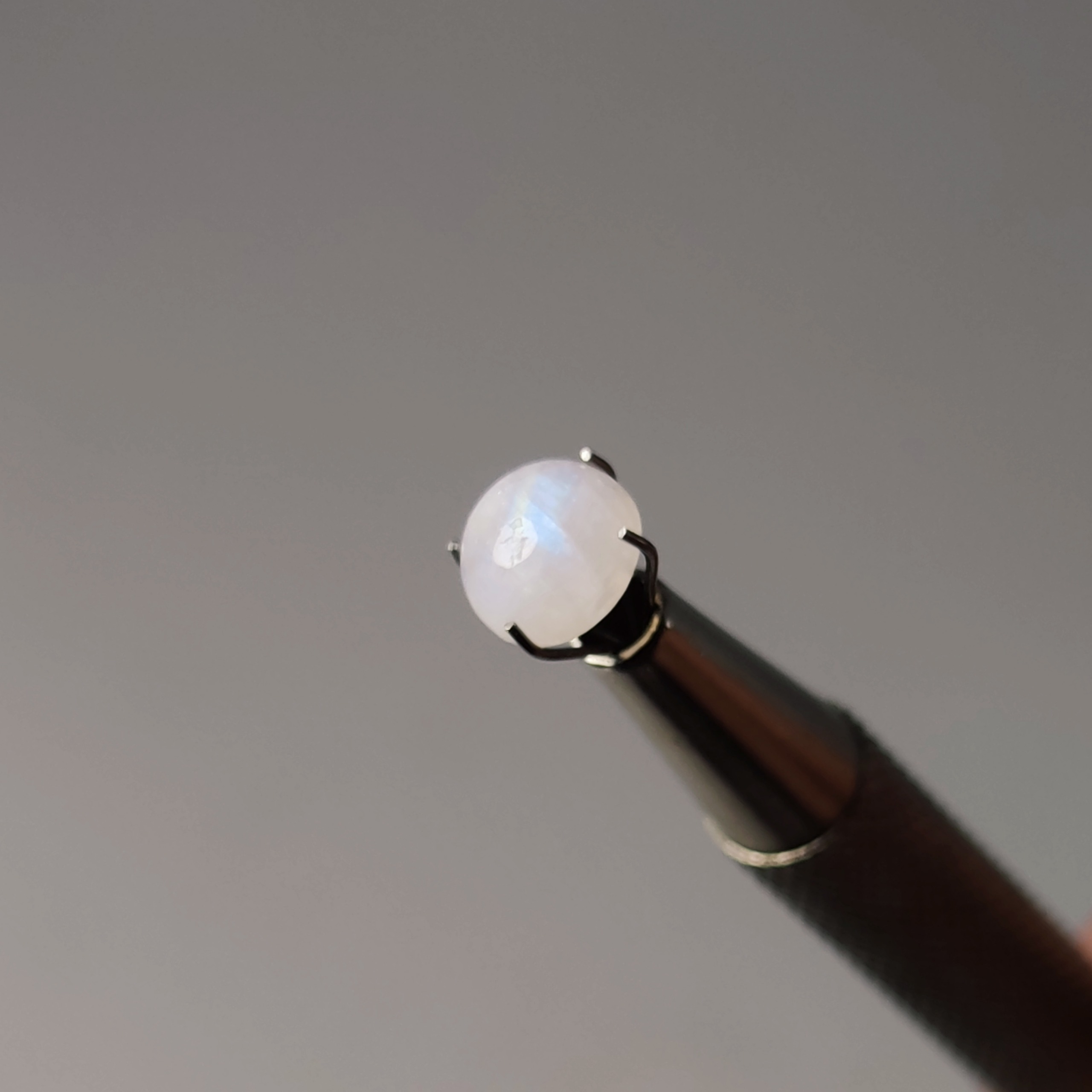 نگین سنگ ماه (مون استون،لابرادوریت سفید) معدنی