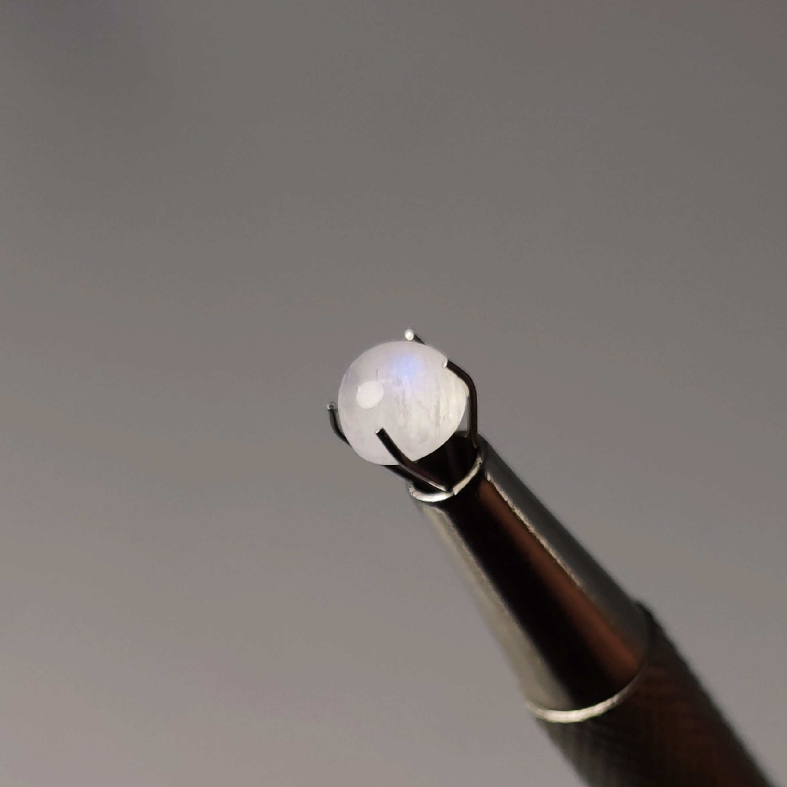 نگین سنگ ماه (مون استون،لابرادوریت سفید) معدنی