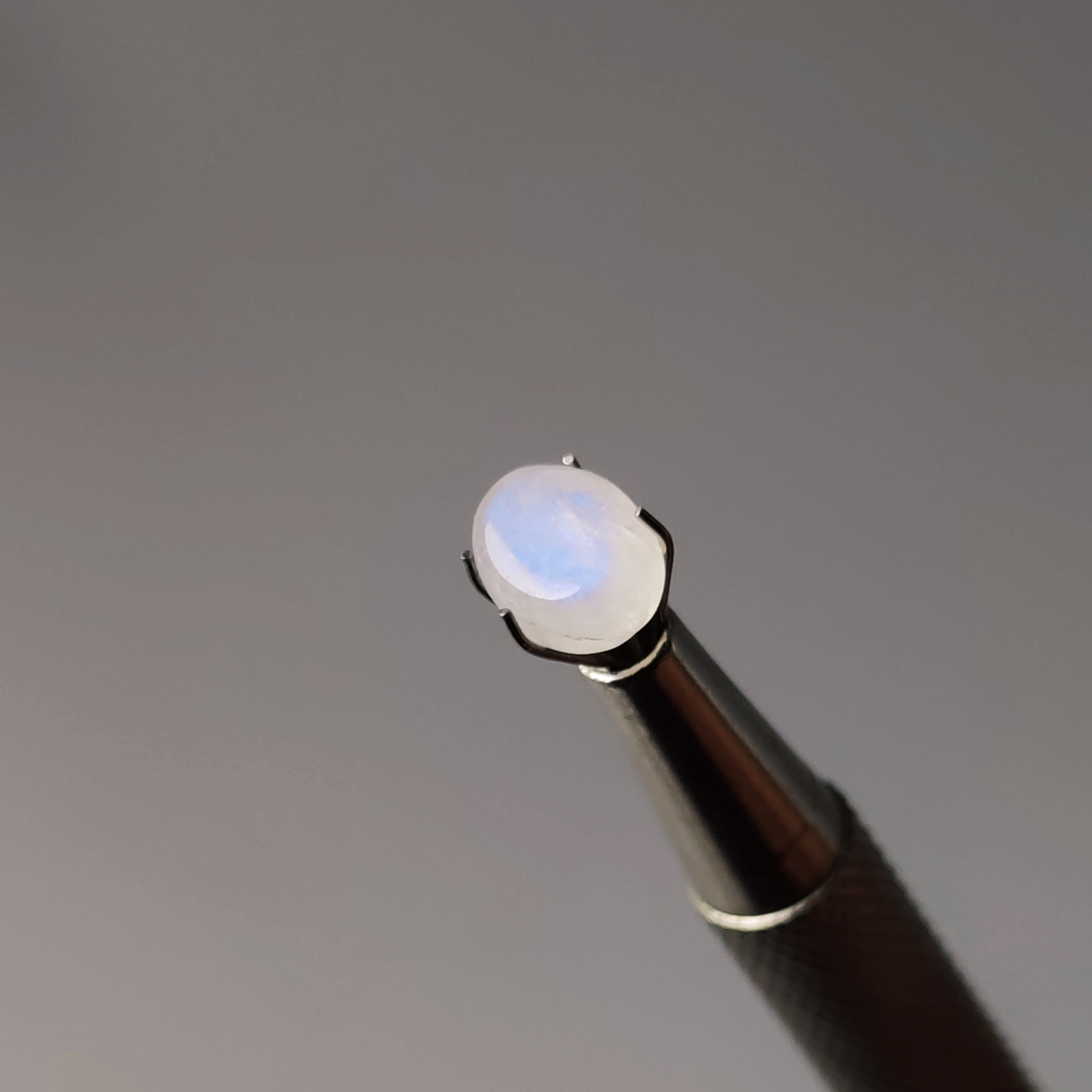 نگین سنگ ماه (مون استون،لابرادوریت سفید) معدنی