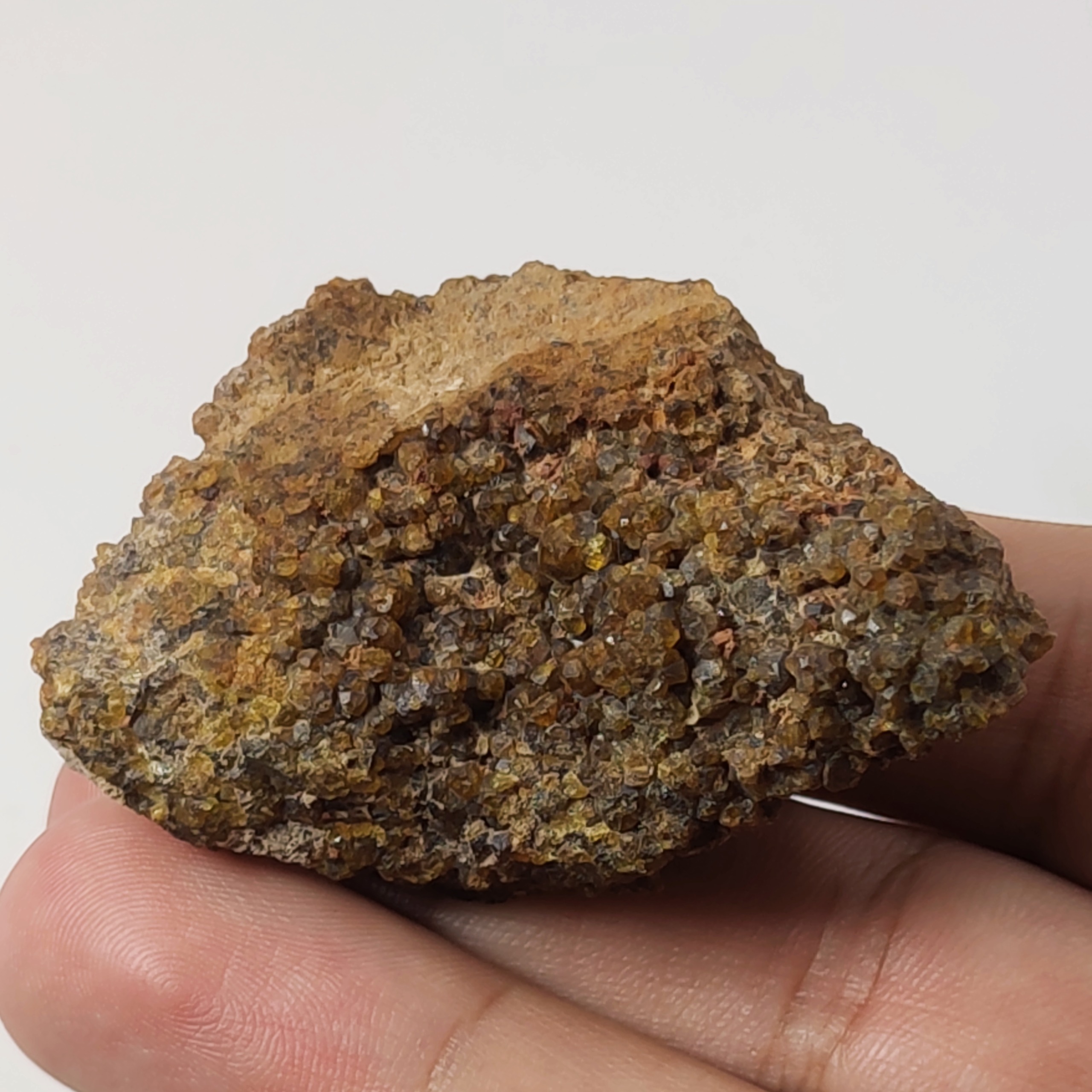 بلور های کوچک گارنت توپازولیت معدنی واقع در بستر