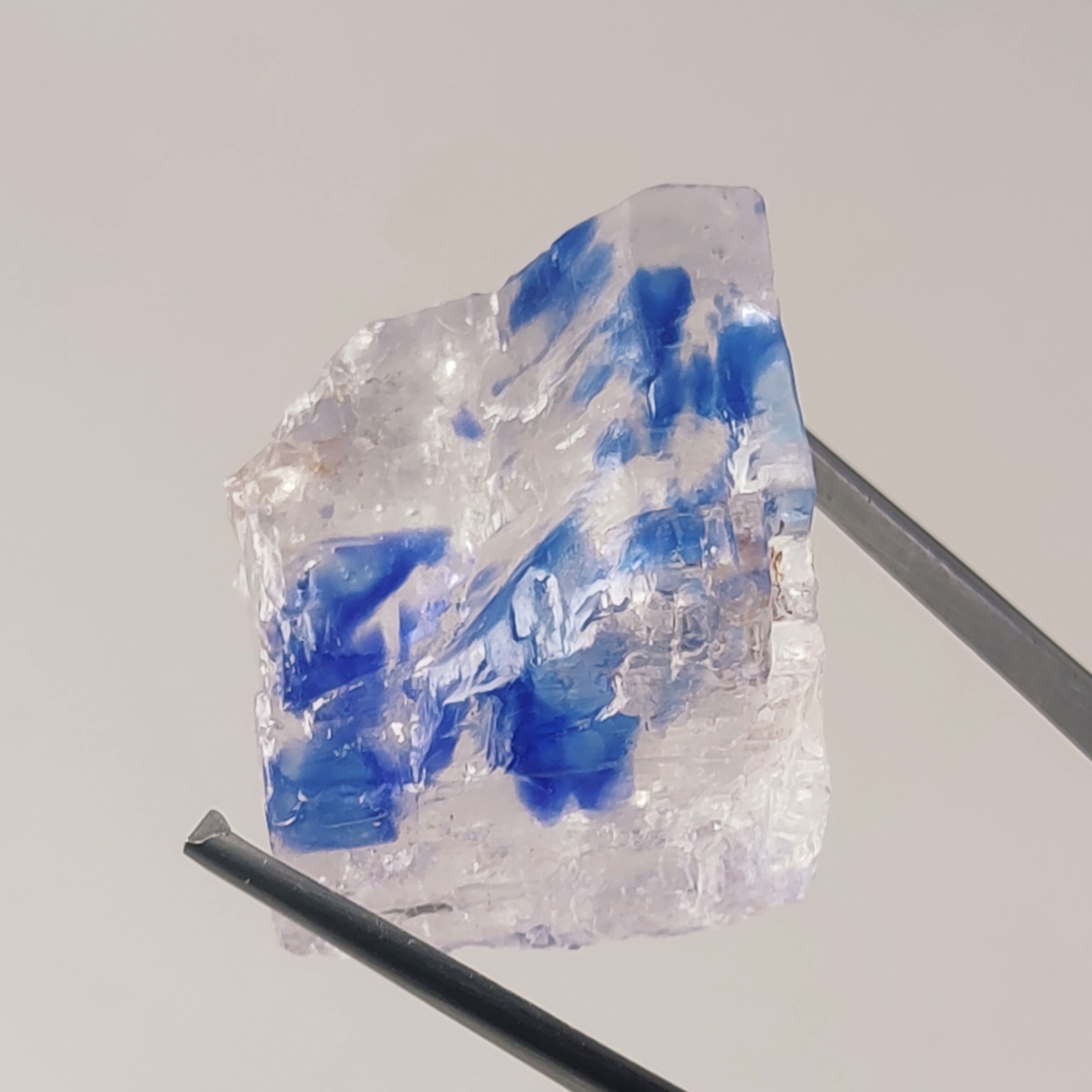 بلور کریستالی هالیت یا سنگ نمک آبی معدنی و طبیعی