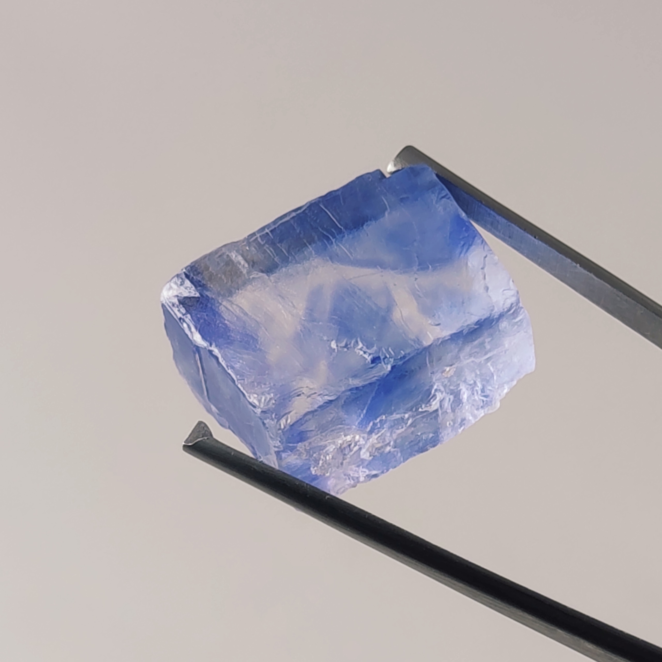 بلور کریستالی هالیت یا سنگ نمک آبی معدنی و طبیعی