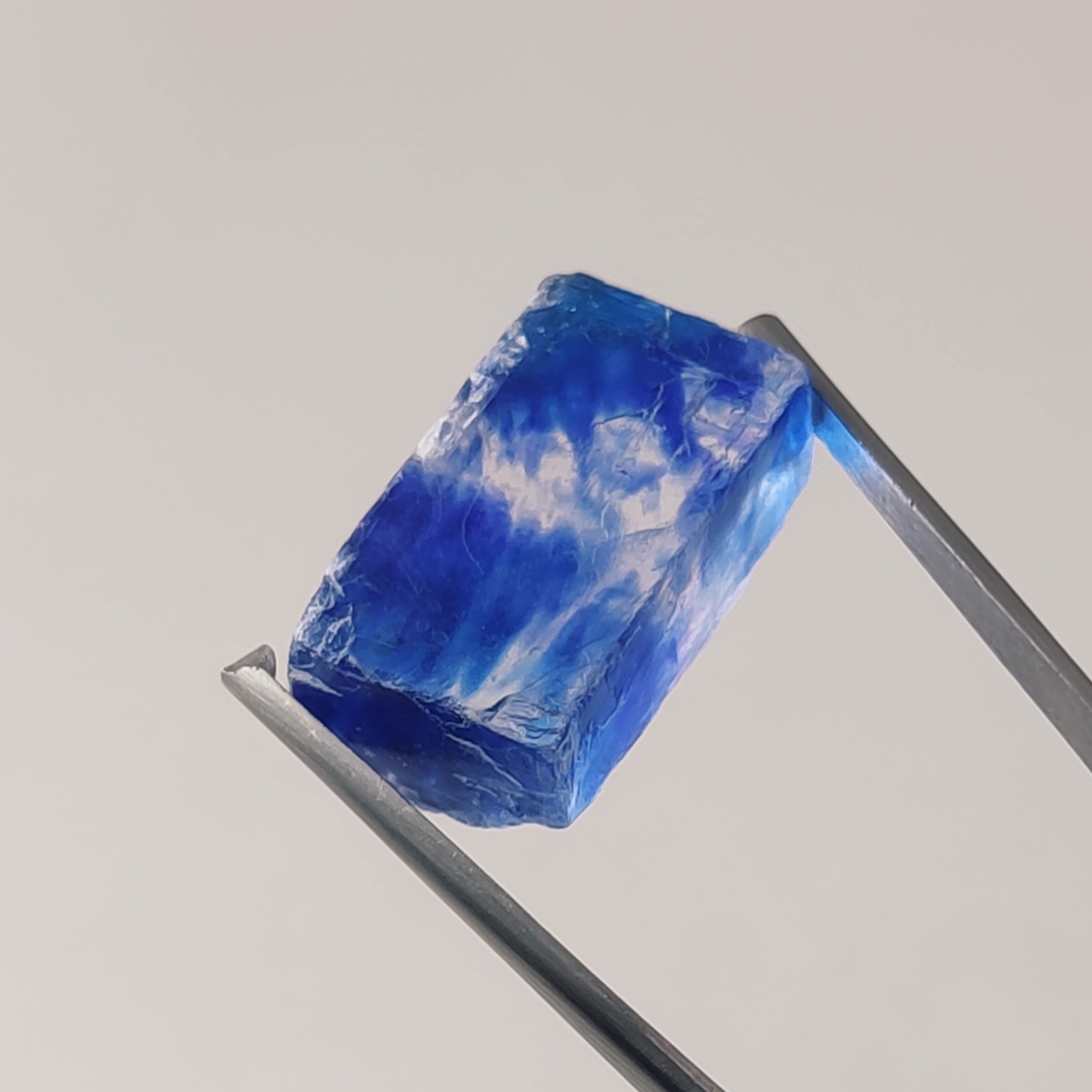 بلور کریستالی هالیت یا سنگ نمک آبی معدنی و طبیعی