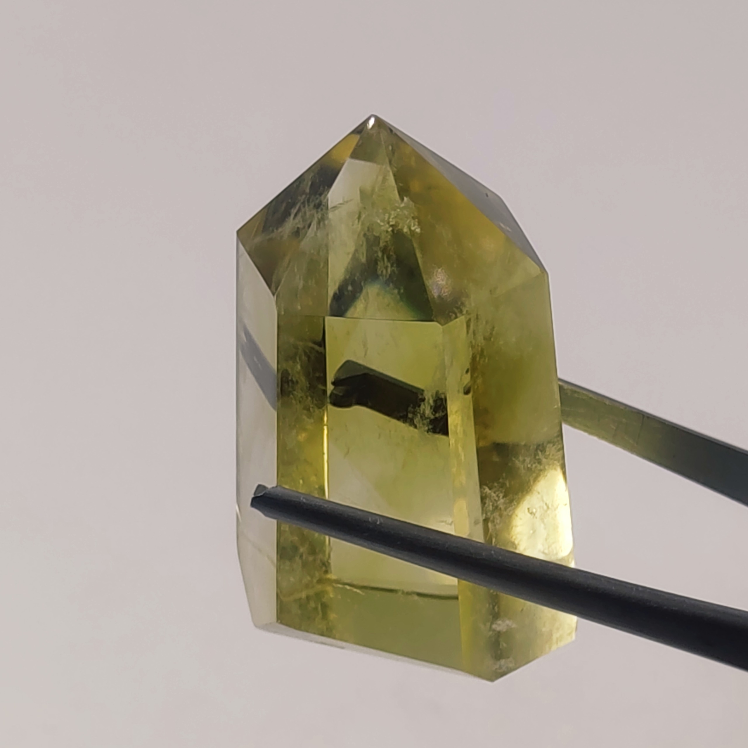 منشور سنگ لمن کوارتز معدنی و طبیعی کشور برزیل