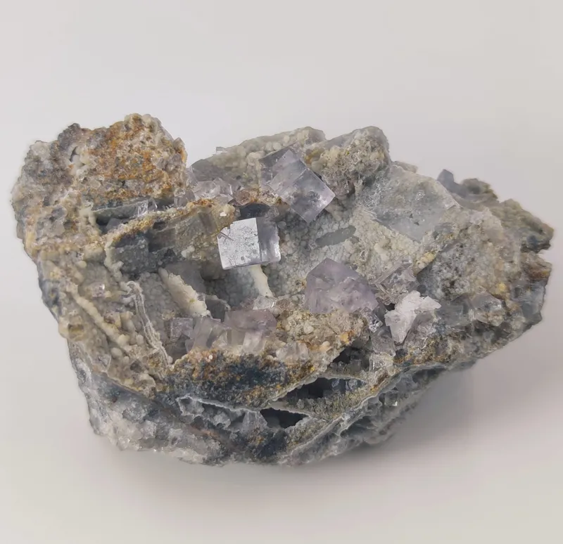 بلور های سالم فلوریت یا فلورین کوبیک معدنی در بستر