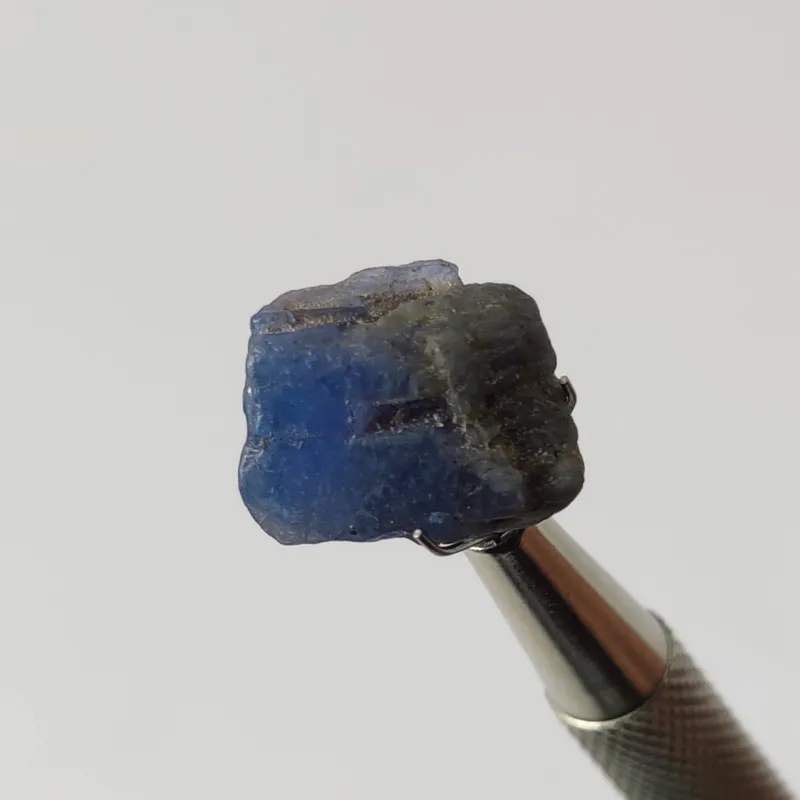 راف کریستالی سنگ تانزانیت(تانزانایت)معدنی تانزانیا