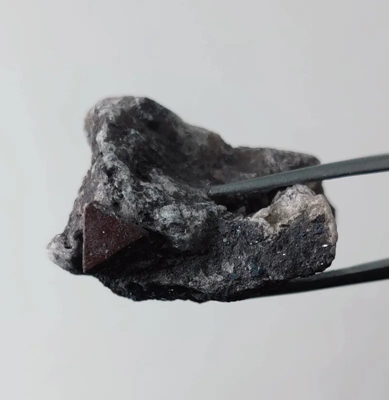 بلور زونایت معدنی قرار گرفته در بستر