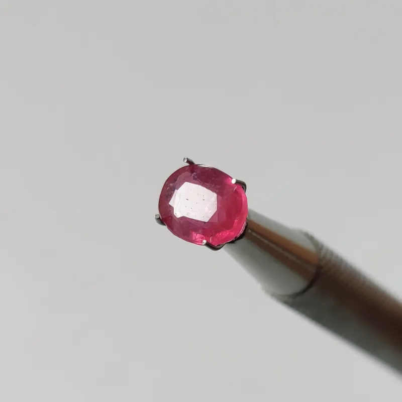 نگین کریستالی سنگ یاقوت سرخ رنگ معدنی آفریقا